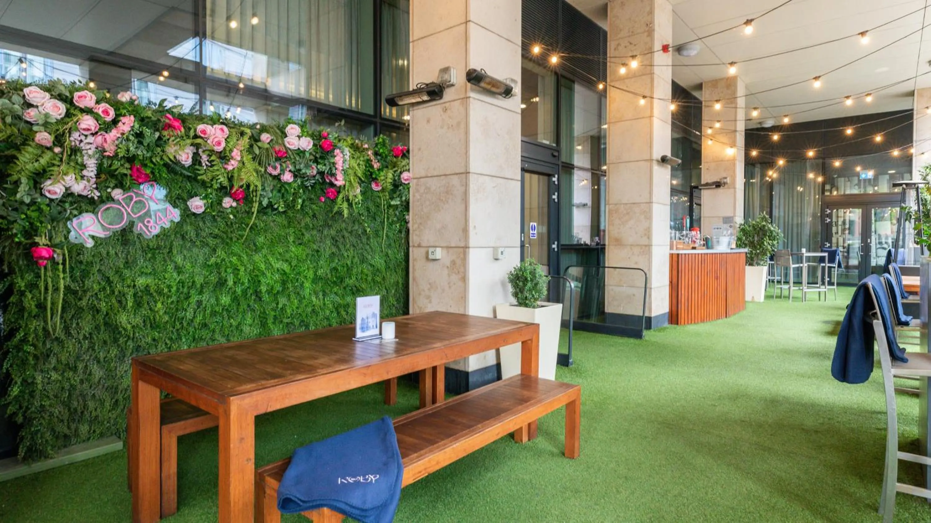 Lounge or bar in Holiday Inn Manchester - City Centre by IHG