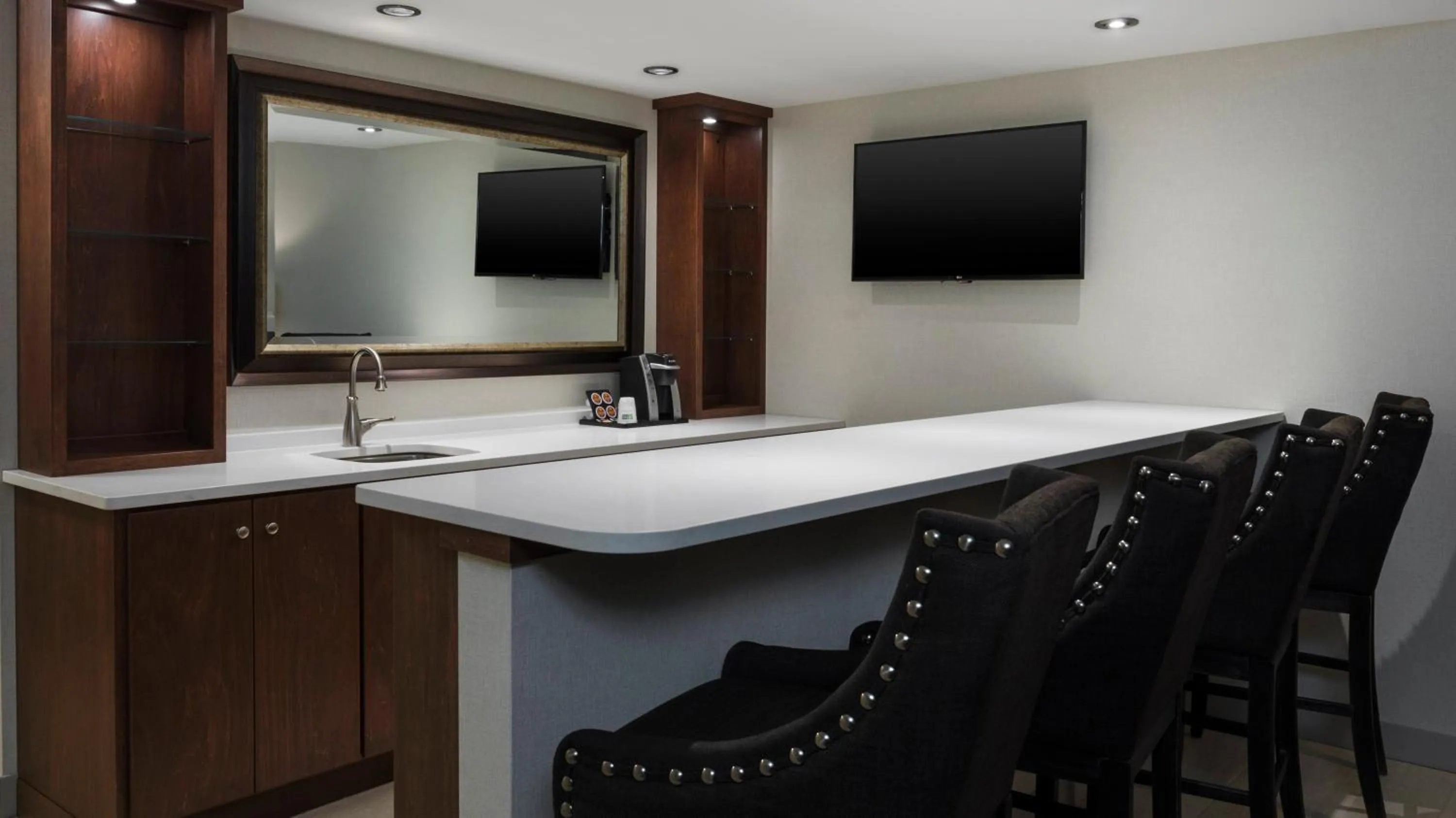 Bedroom in Holiday Inn Express & Suites Medina by IHG