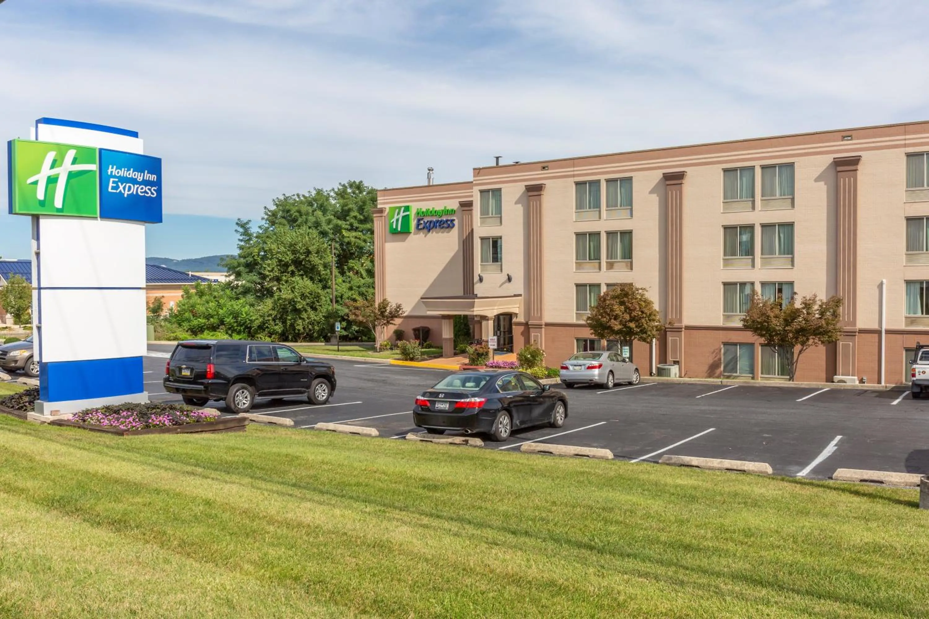 Property building in Holiday Inn Express Harrisburg SW - Mechanicsburg by IHG