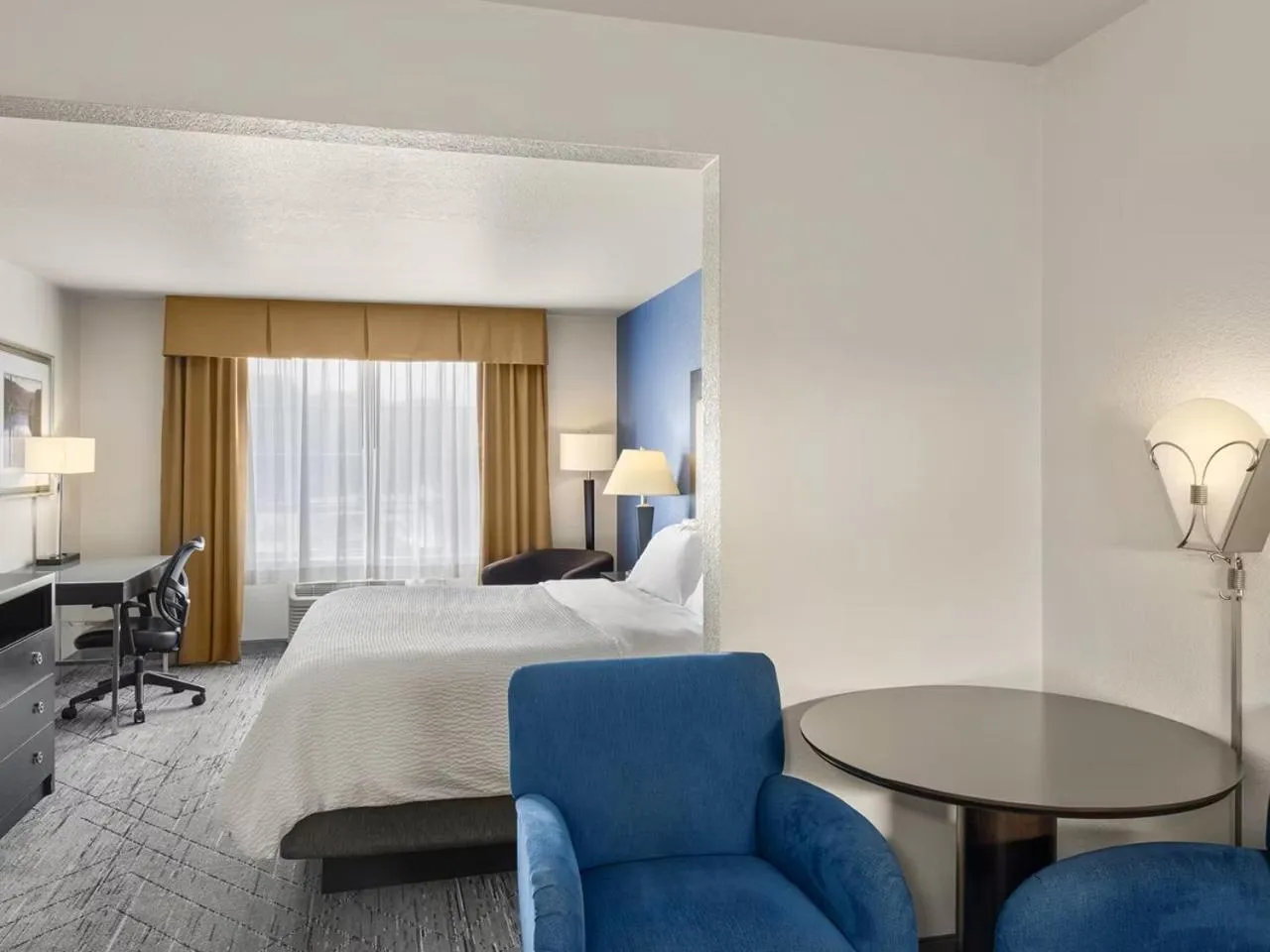 Photo of the whole room, Bed in Holiday Inn Express & Suites New Buffalo, MI by IHG