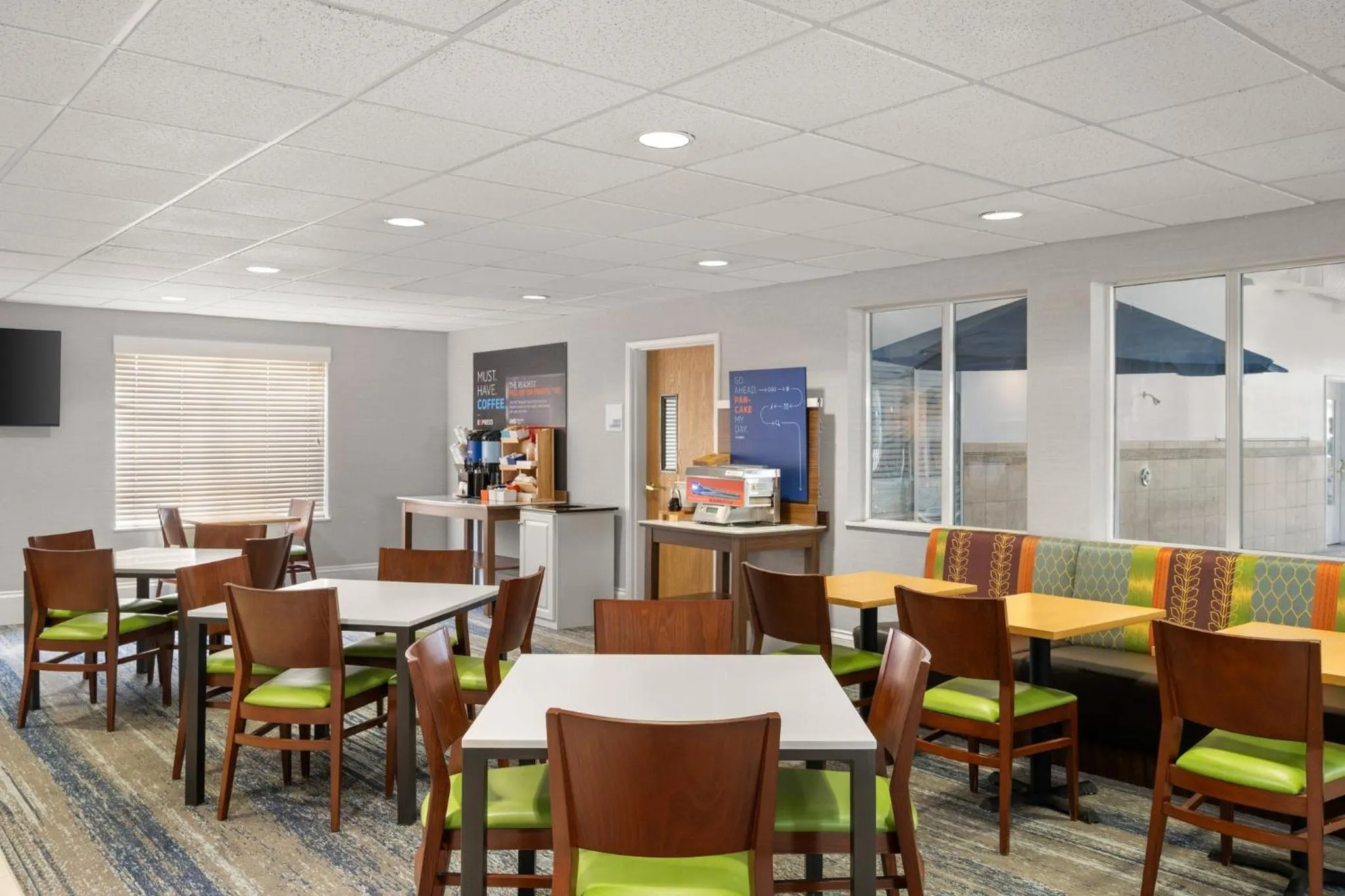 Breakfast in Holiday Inn Express & Suites New Buffalo, MI by IHG