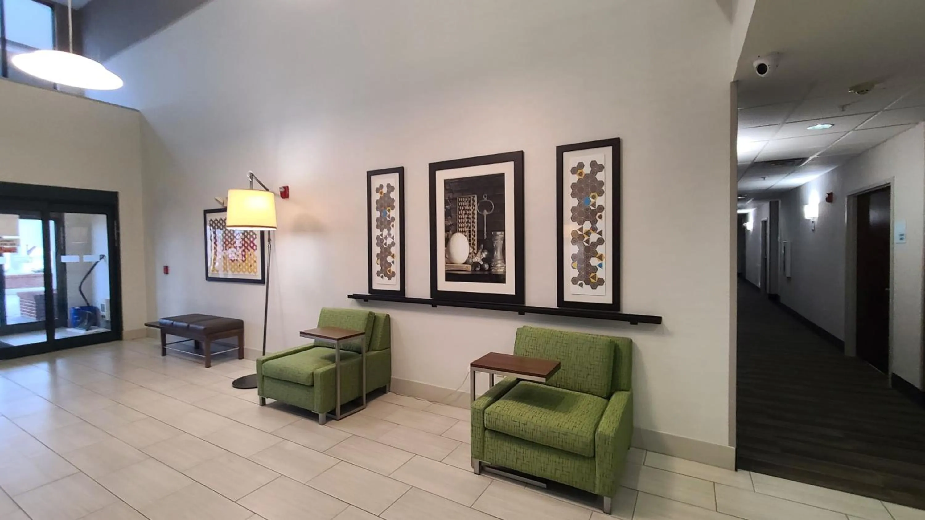 Lobby or reception in Holiday Inn Express Lordstown-Newton Falls/Warren by IHG