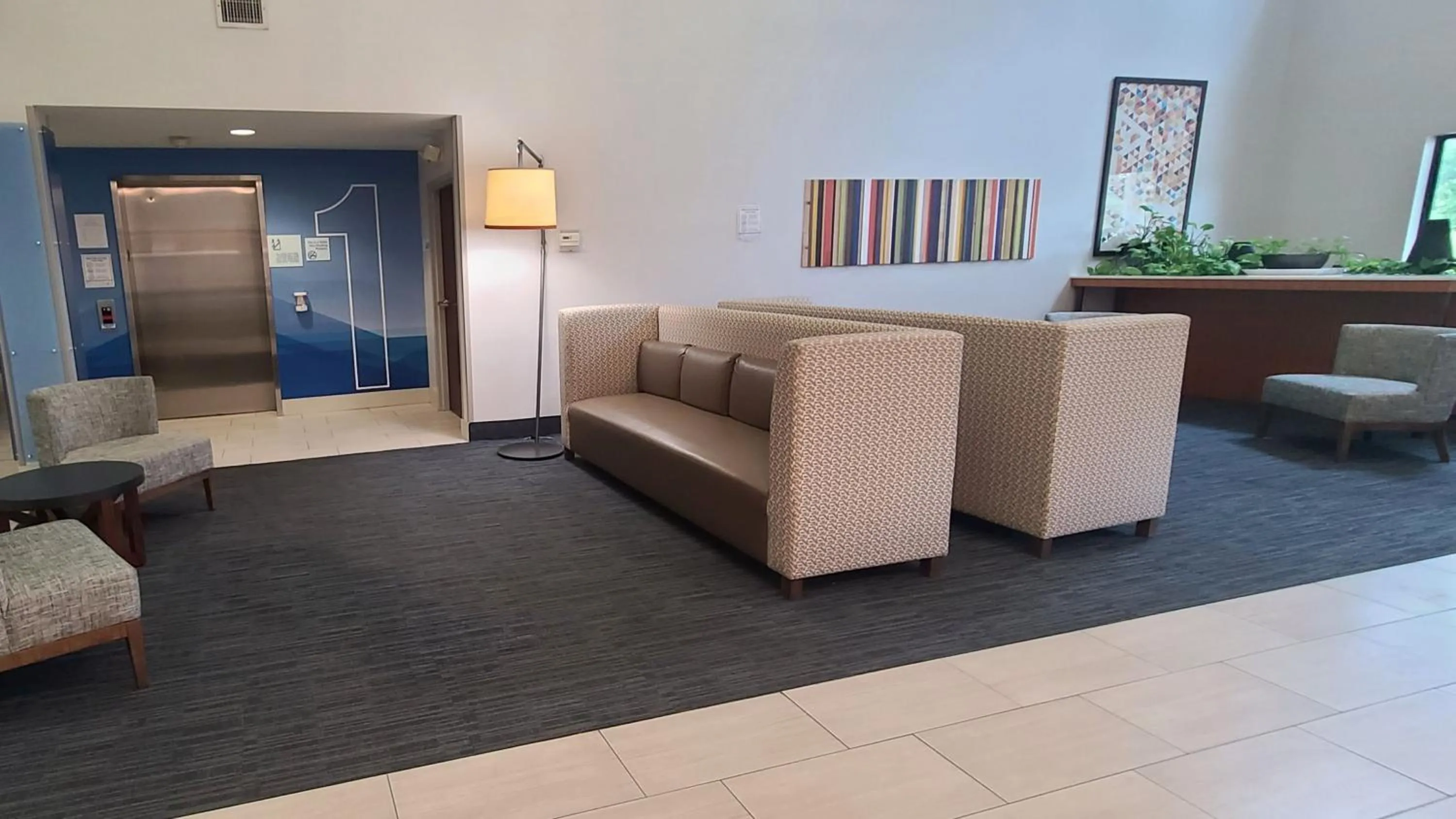 Lobby or reception in Holiday Inn Express Lordstown-Newton Falls/Warren by IHG
