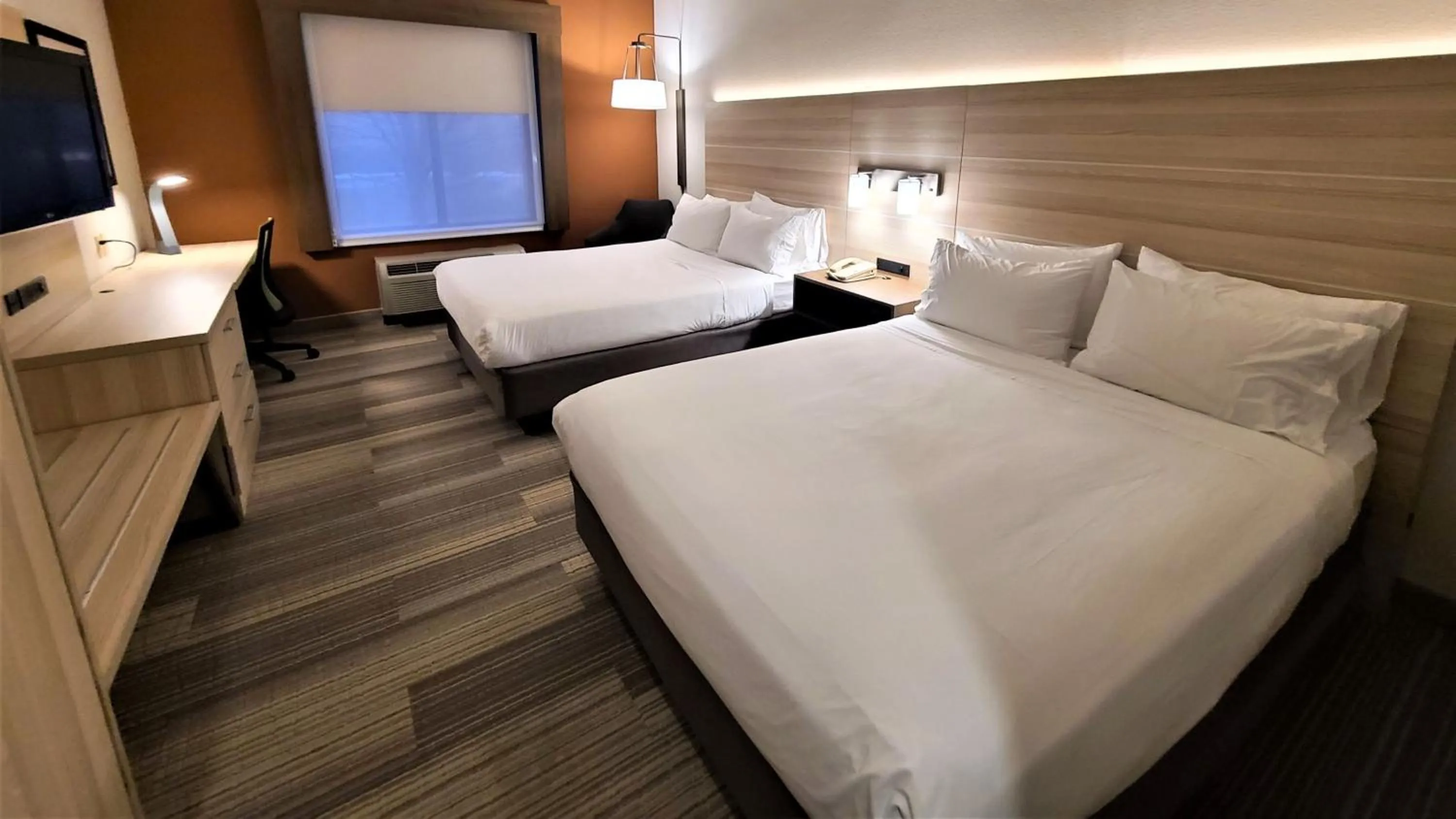 Photo of the whole room, Bed in Holiday Inn Express Lordstown-Newton Falls/Warren by IHG