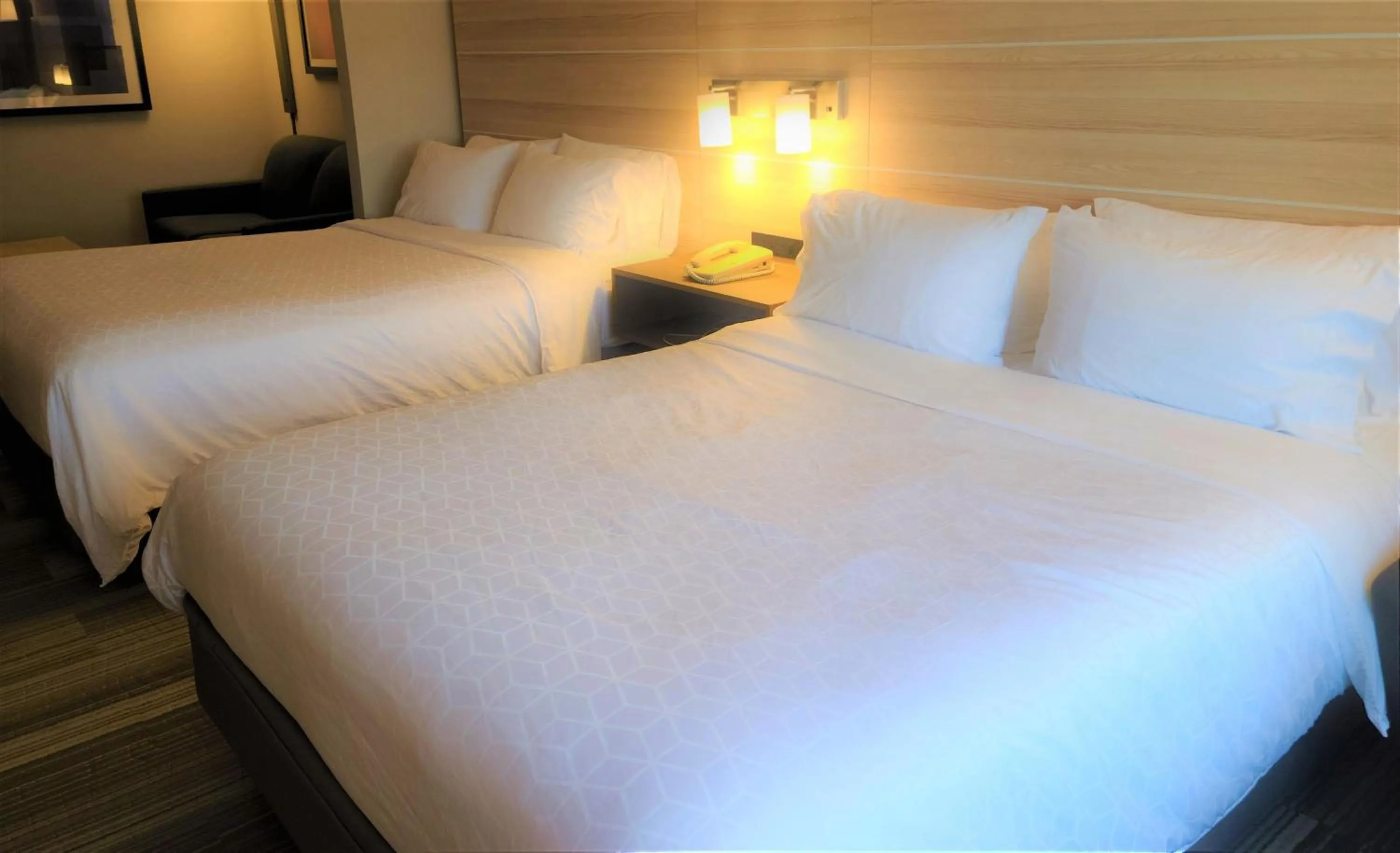 Photo of the whole room, Bed in Holiday Inn Express Lordstown-Newton Falls/Warren by IHG