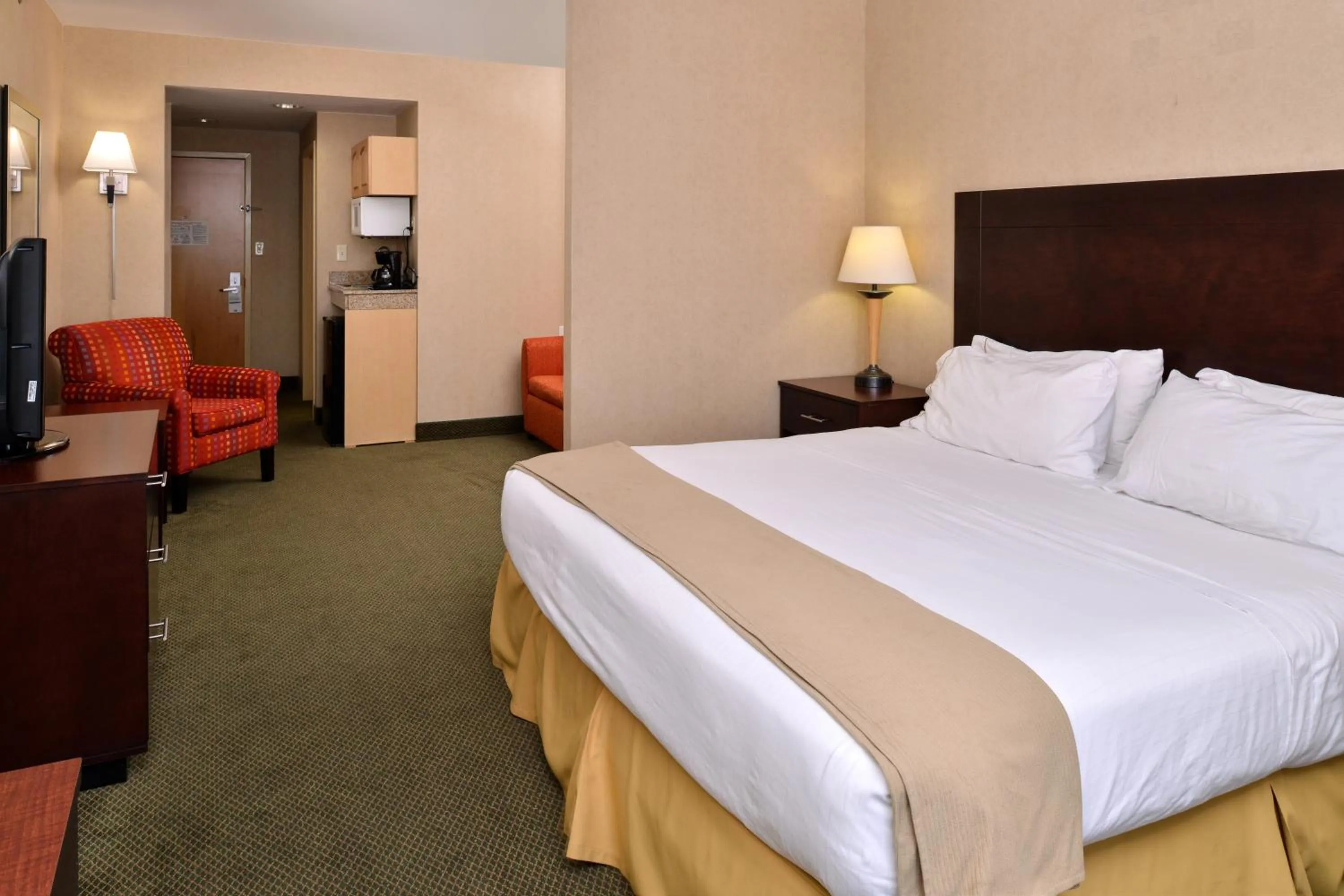 Photo of the whole room, Bed in Holiday Inn Express & Suites - Ocean City by IHG