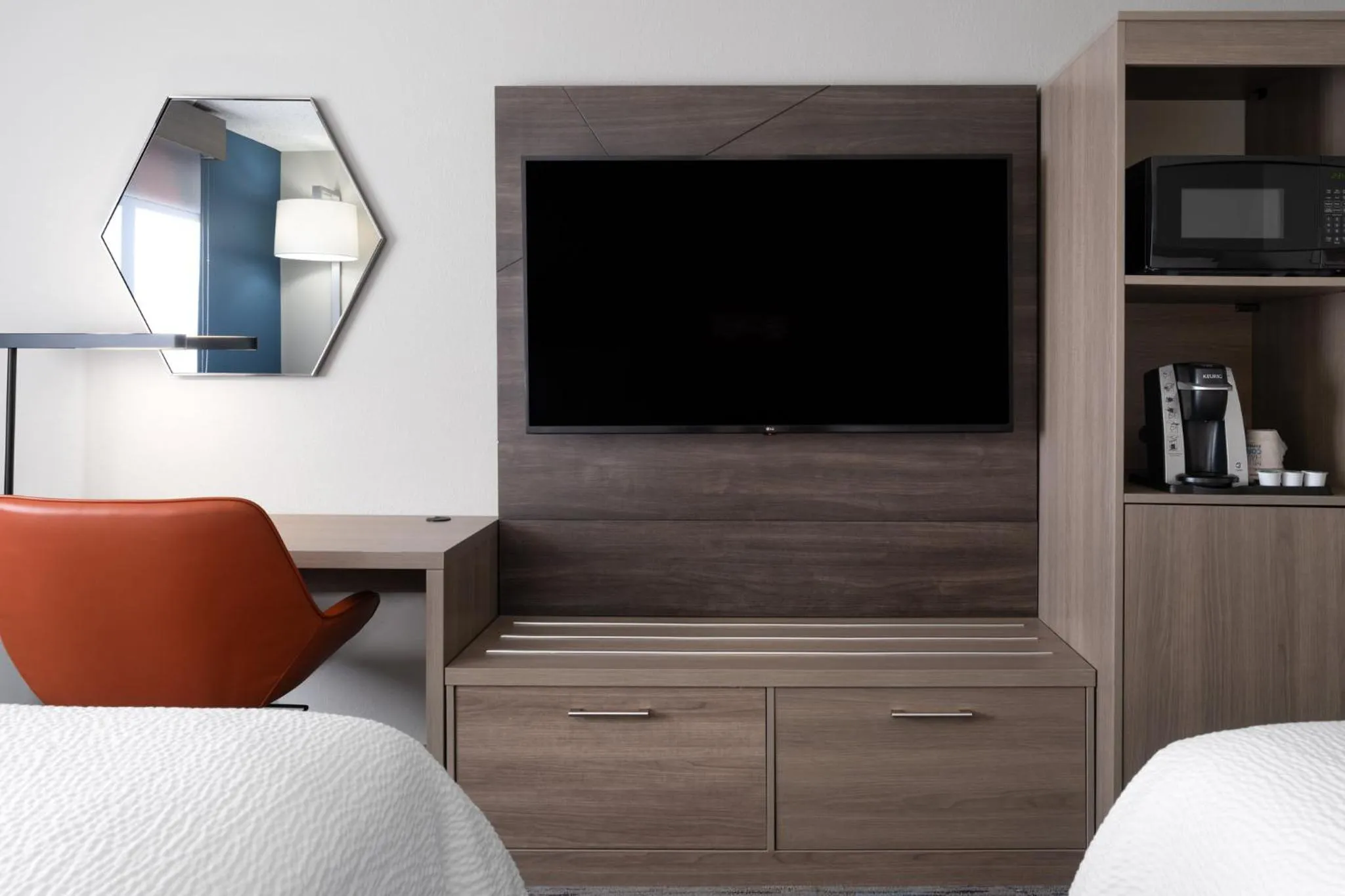 Photo of the whole room, Bed in Holiday Inn Express & Suites Midwest City by IHG