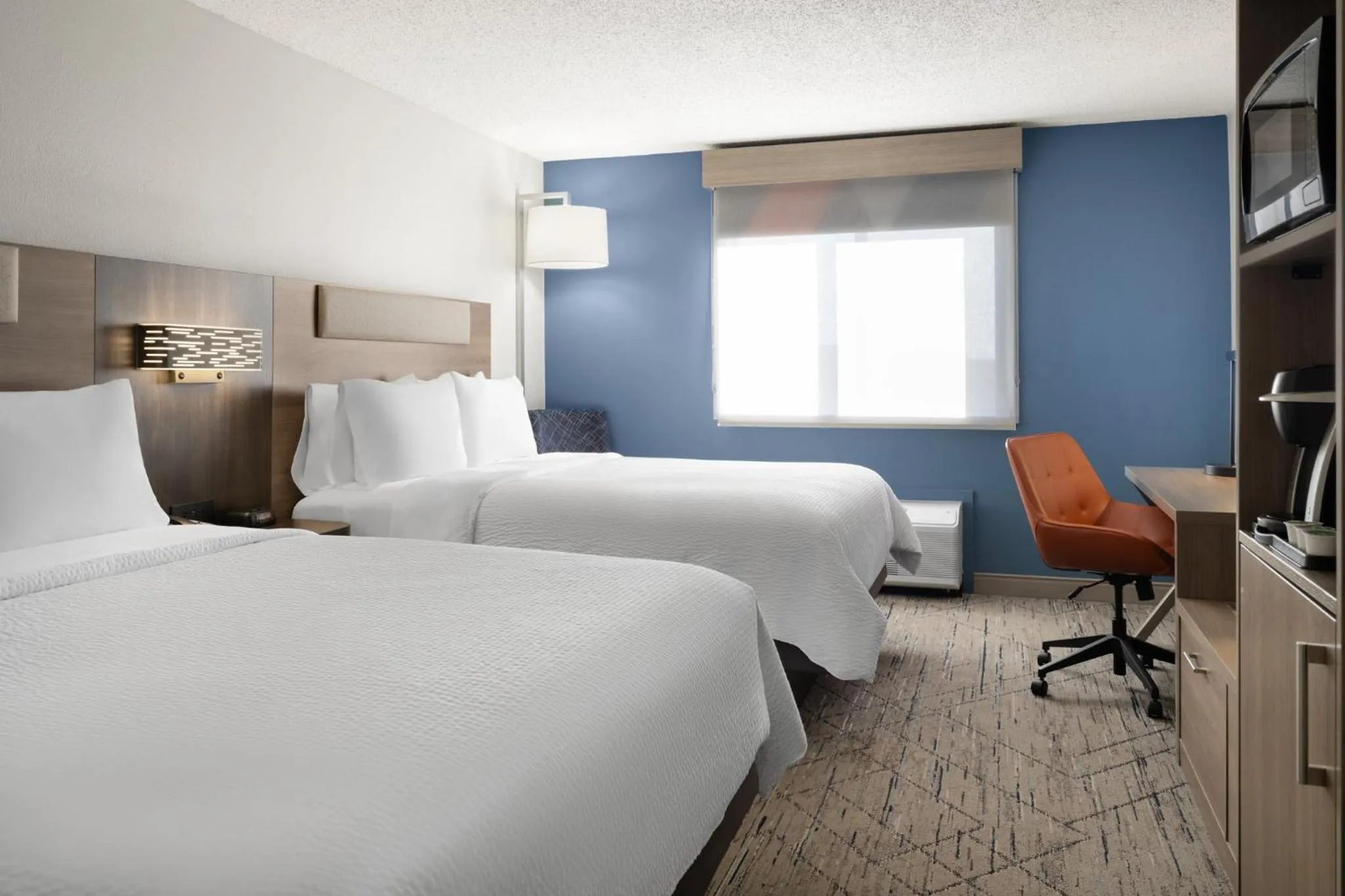 Photo of the whole room, Bed in Holiday Inn Express & Suites Midwest City by IHG