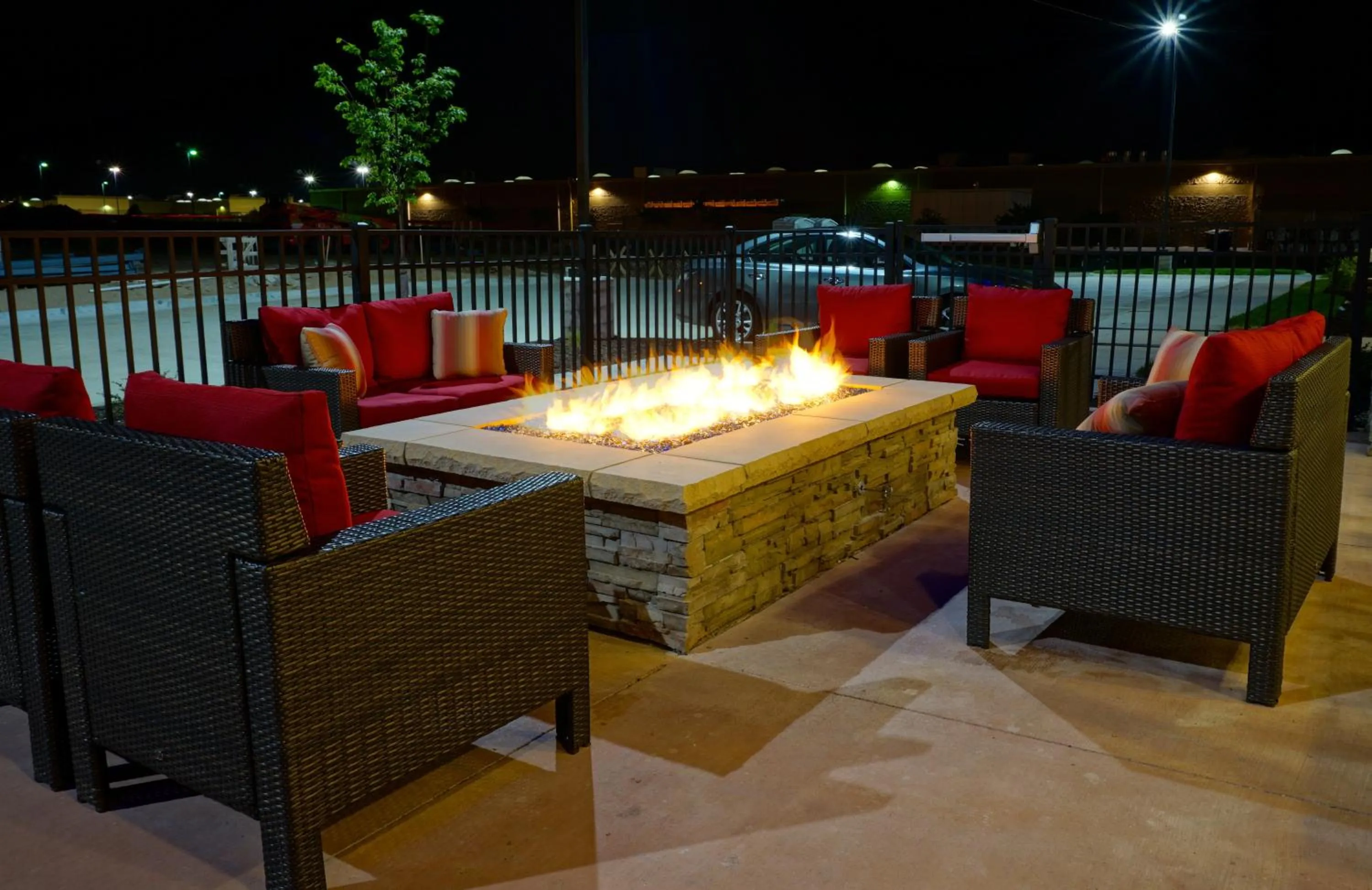 Lobby or reception in Holiday Inn Express & Suites Omaha - Millard Area by IHG