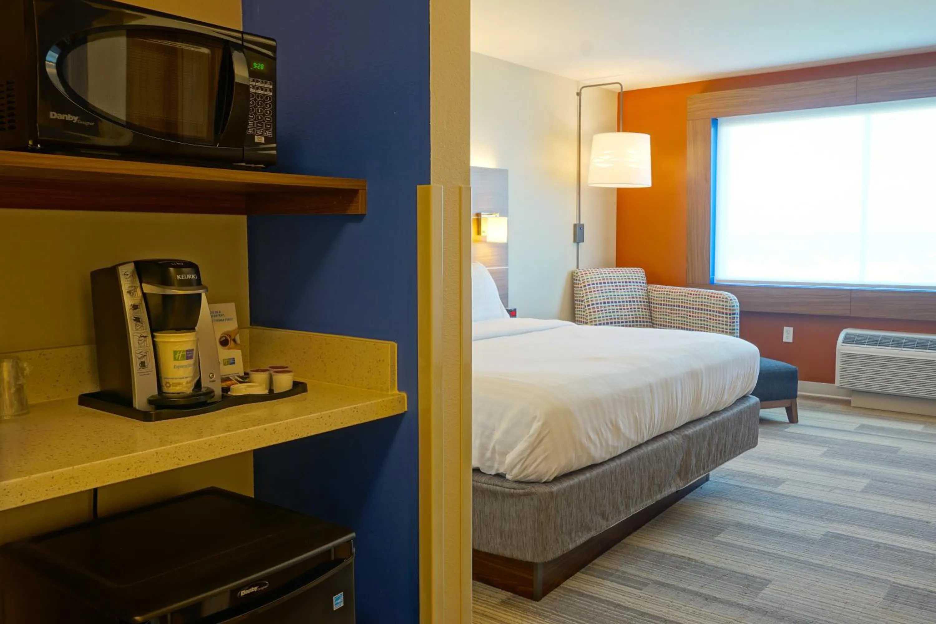 Photo of the whole room, Bed in Holiday Inn Express & Suites Omaha - Millard Area by IHG