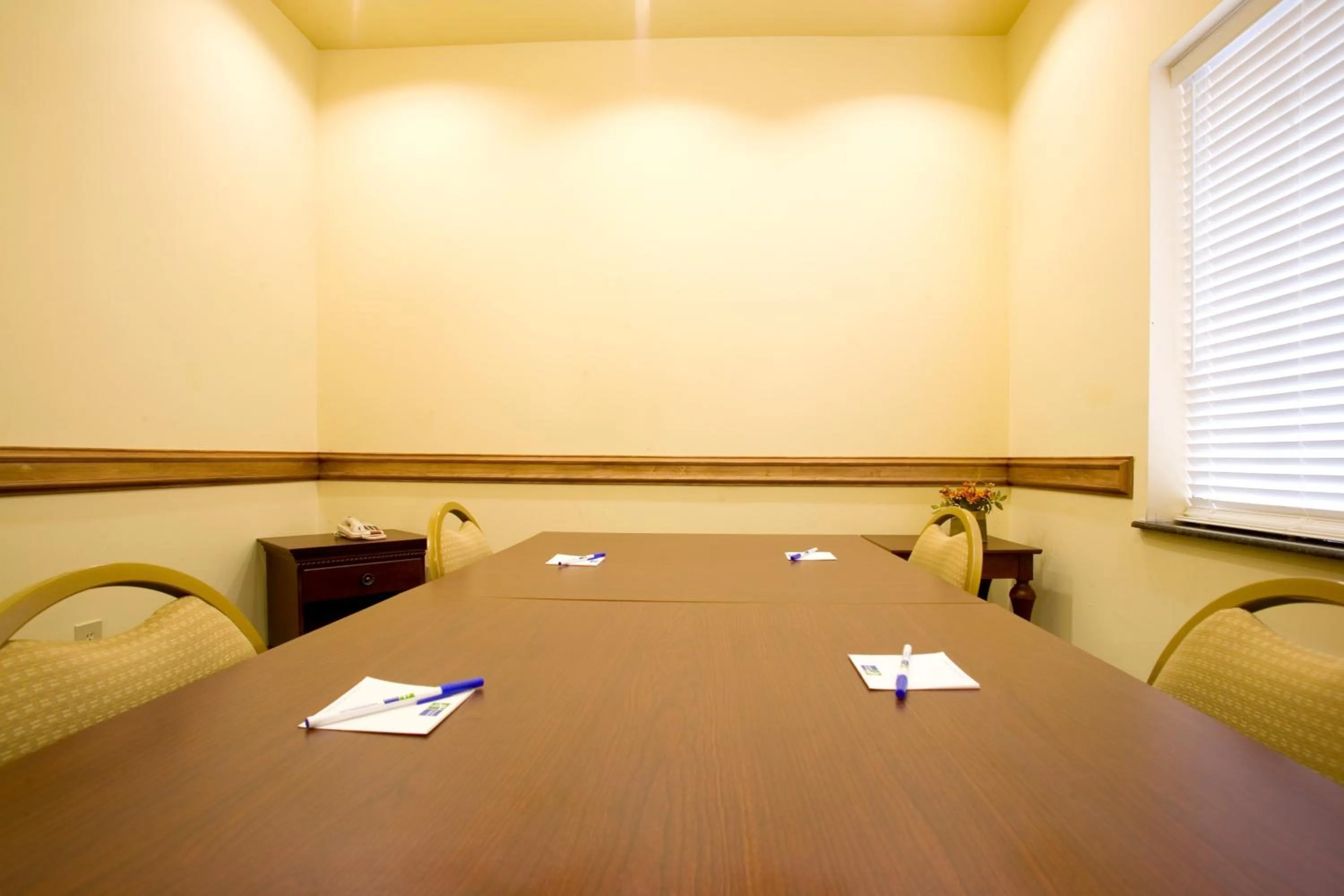 Meeting/conference room in Holiday Inn Express & Suites - Jourdanton-Pleasanton by IHG