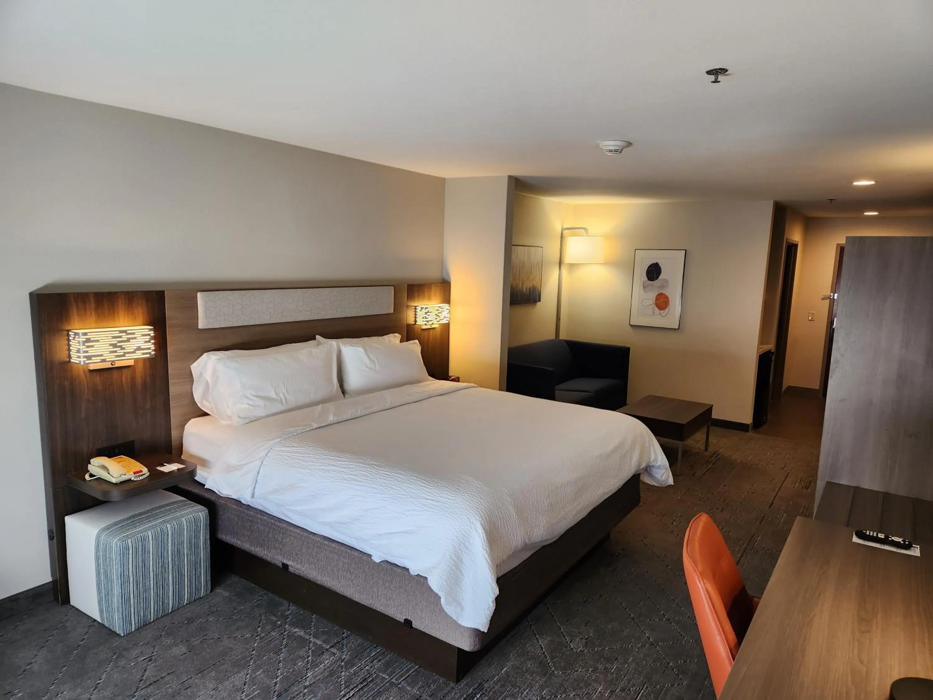 Photo of the whole room, Bed in Holiday Inn Express & Suites Perry by IHG