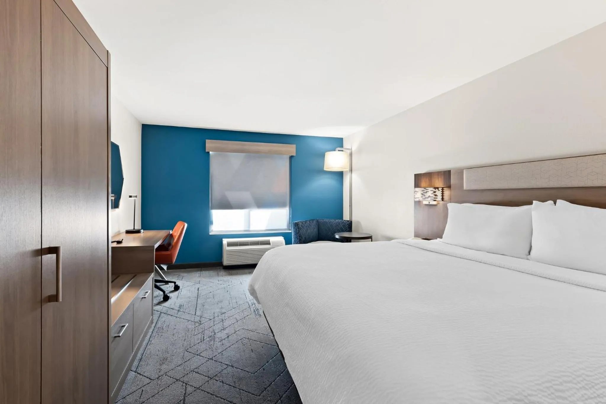 Photo of the whole room, Bed in Holiday Inn Express & Suites Perry by IHG