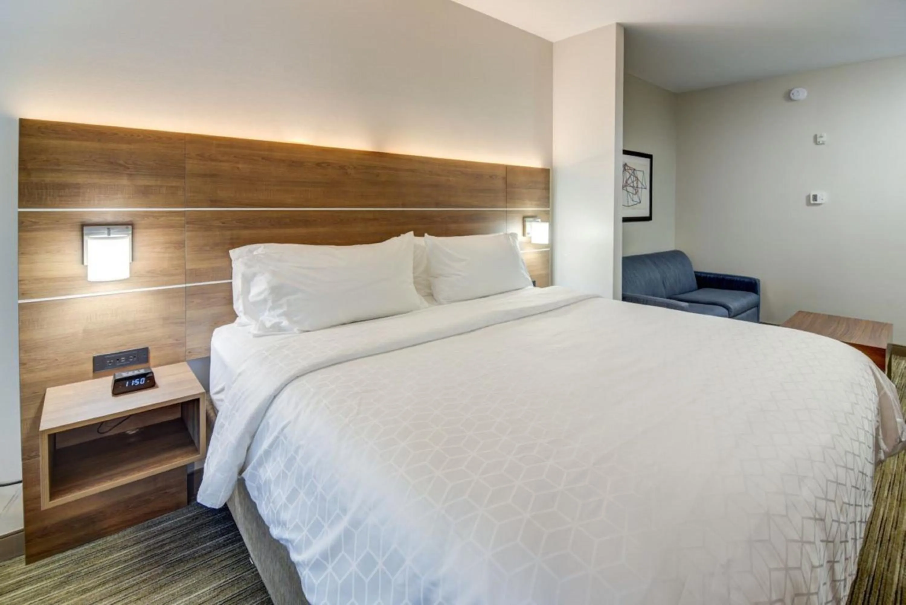 Photo of the whole room, Bed in Holiday Inn Express & Suites Quincy I-10 by IHG