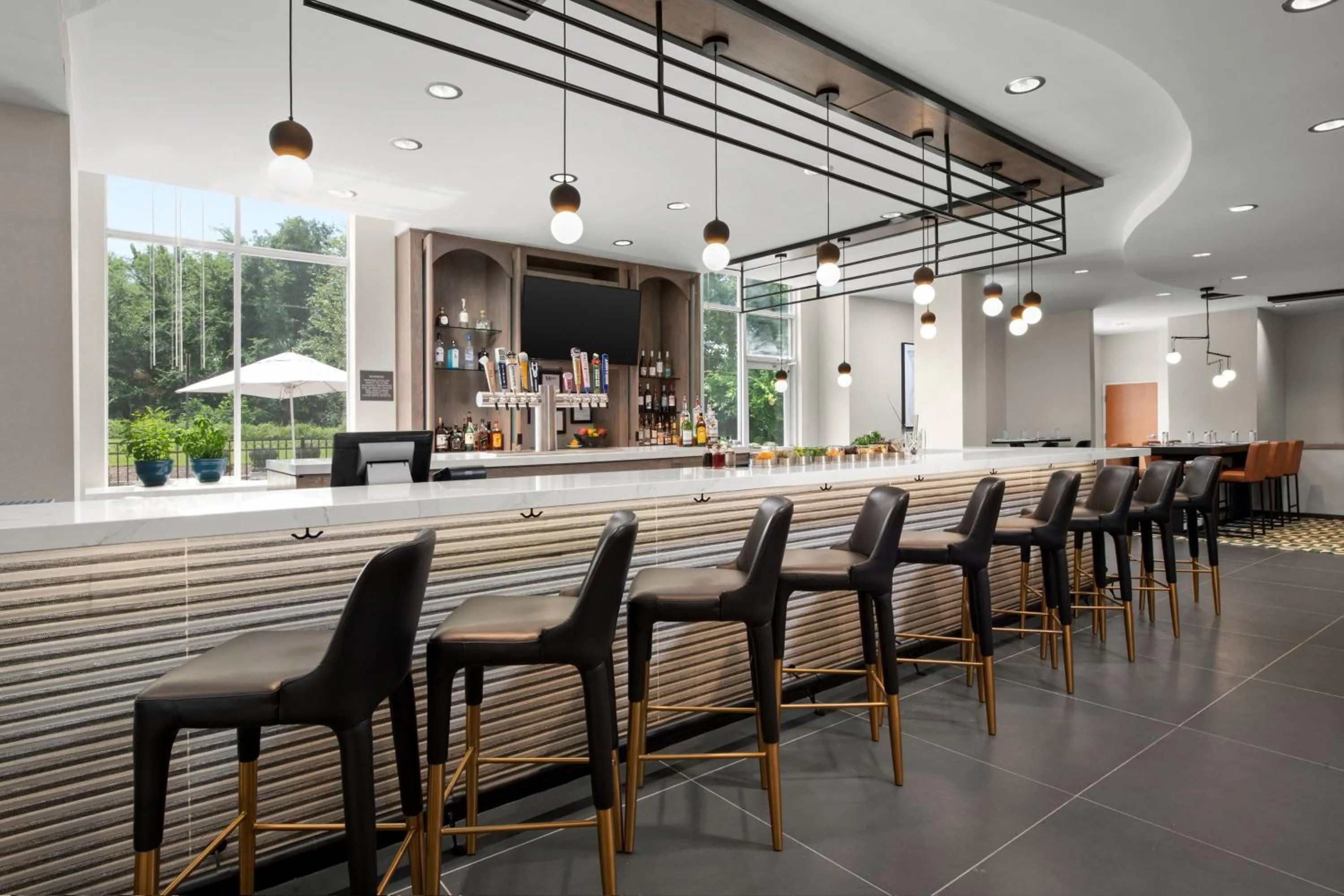 Lounge or bar in Delta Hotels by Marriott Colonial Heights