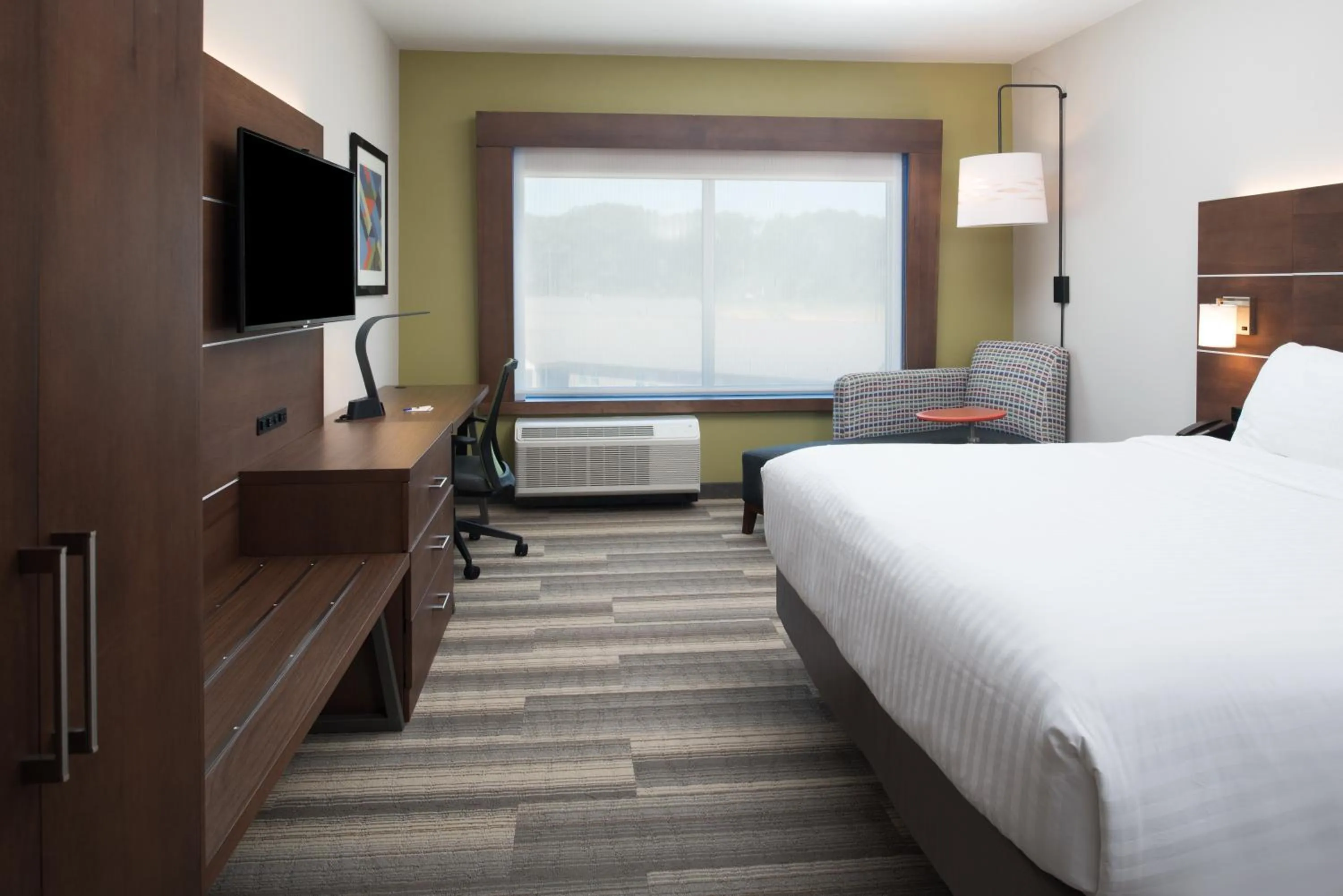 Photo of the whole room, Bed in Holiday Inn Express & Suites Ruston by IHG