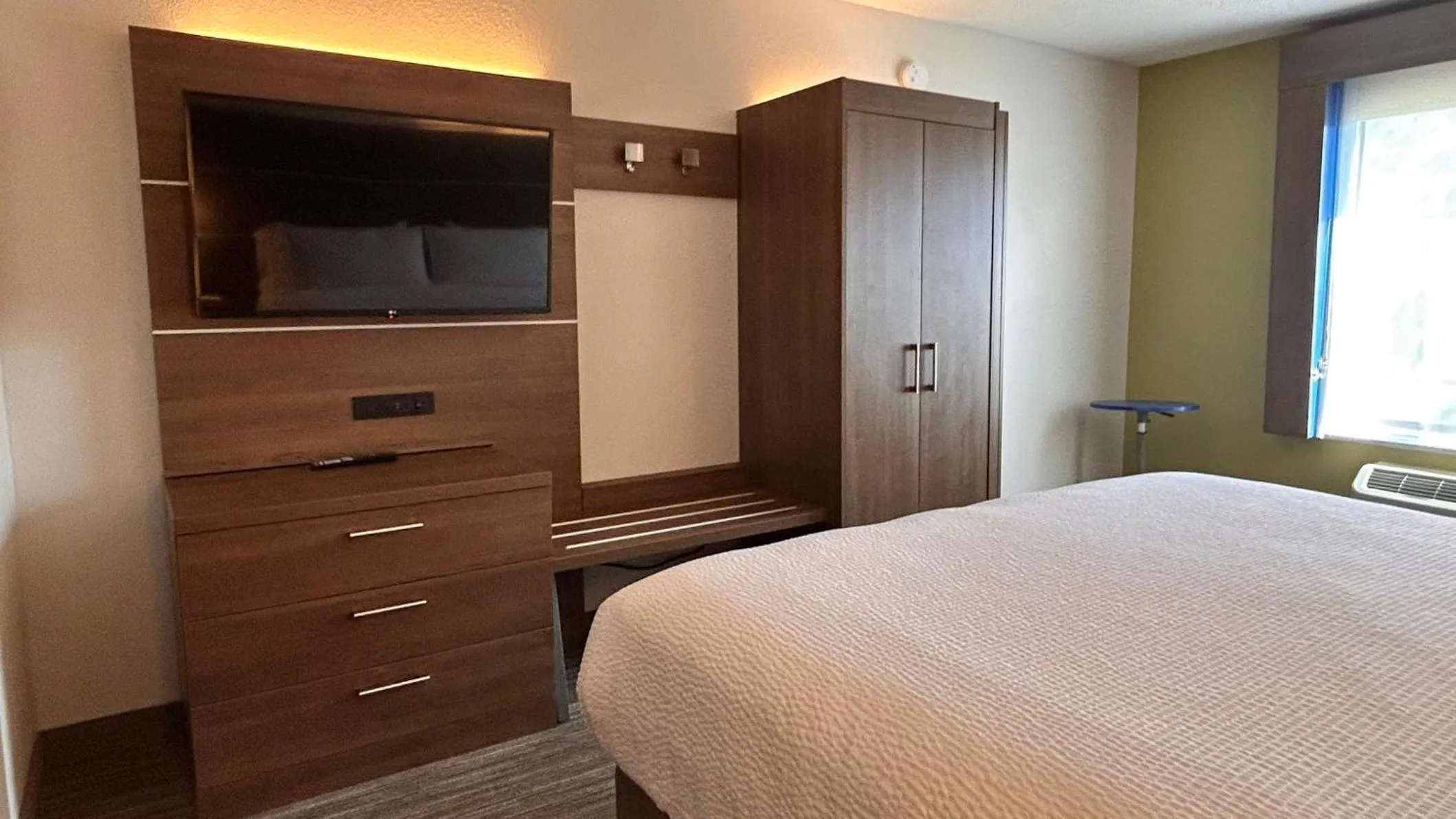 Photo of the whole room, Bed in Holiday Inn Express & Suites Reidsville by IHG