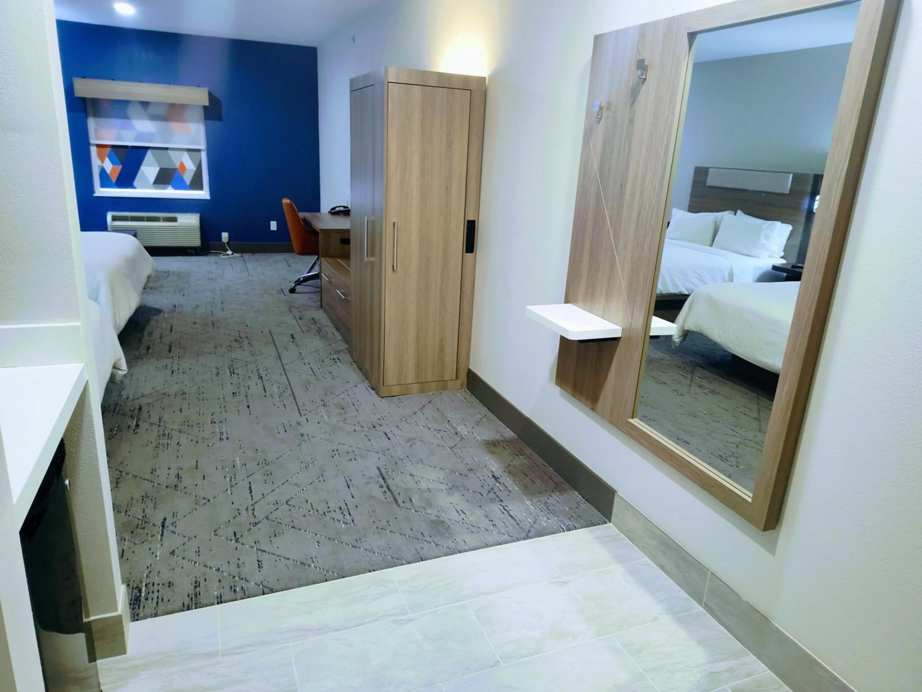 Bed in Holiday Inn Express Kenedy by IHG