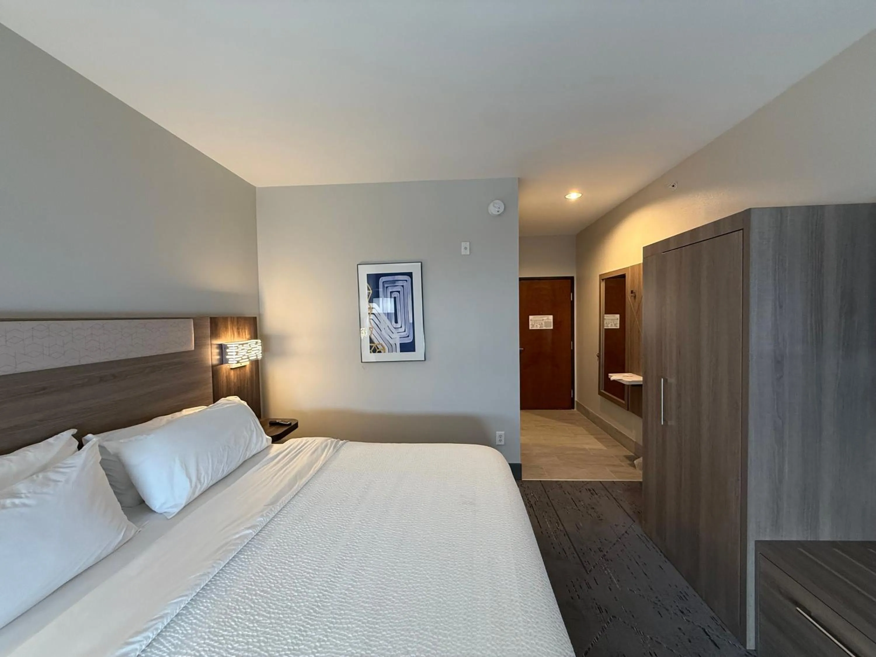 Bed in Holiday Inn Express Kenedy by IHG