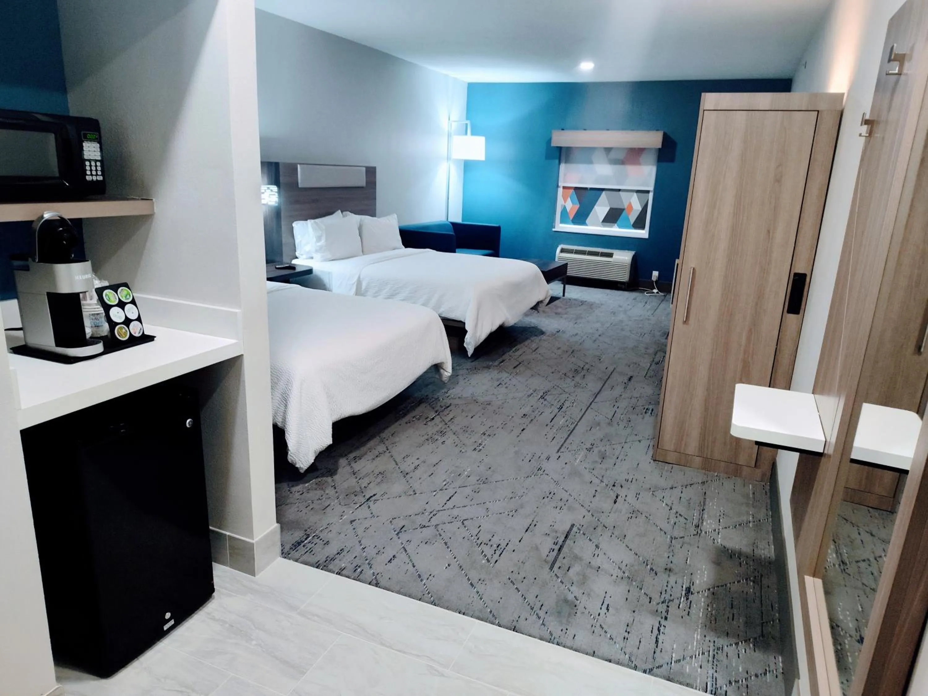 Bed in Holiday Inn Express Kenedy by IHG