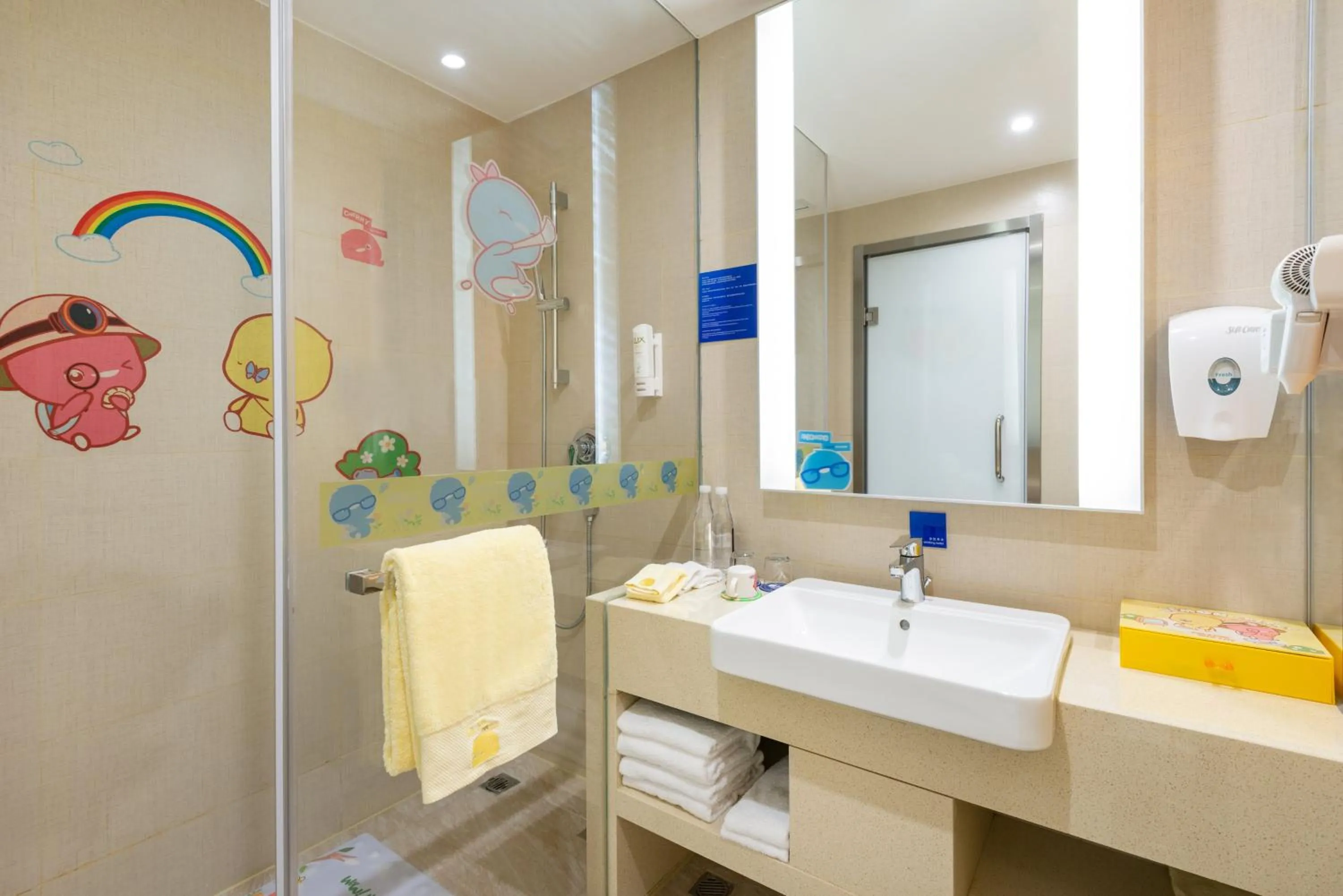 Photo of the whole room in Holiday Inn Express Shanghai Zhenping by IHG