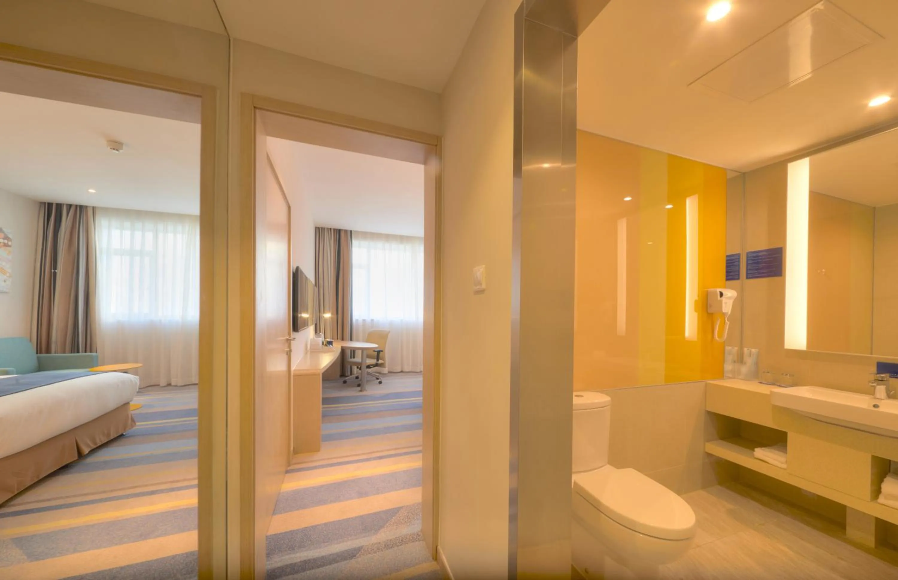 Photo of the whole room, Bed in Holiday Inn Express Shanghai Zhenping by IHG