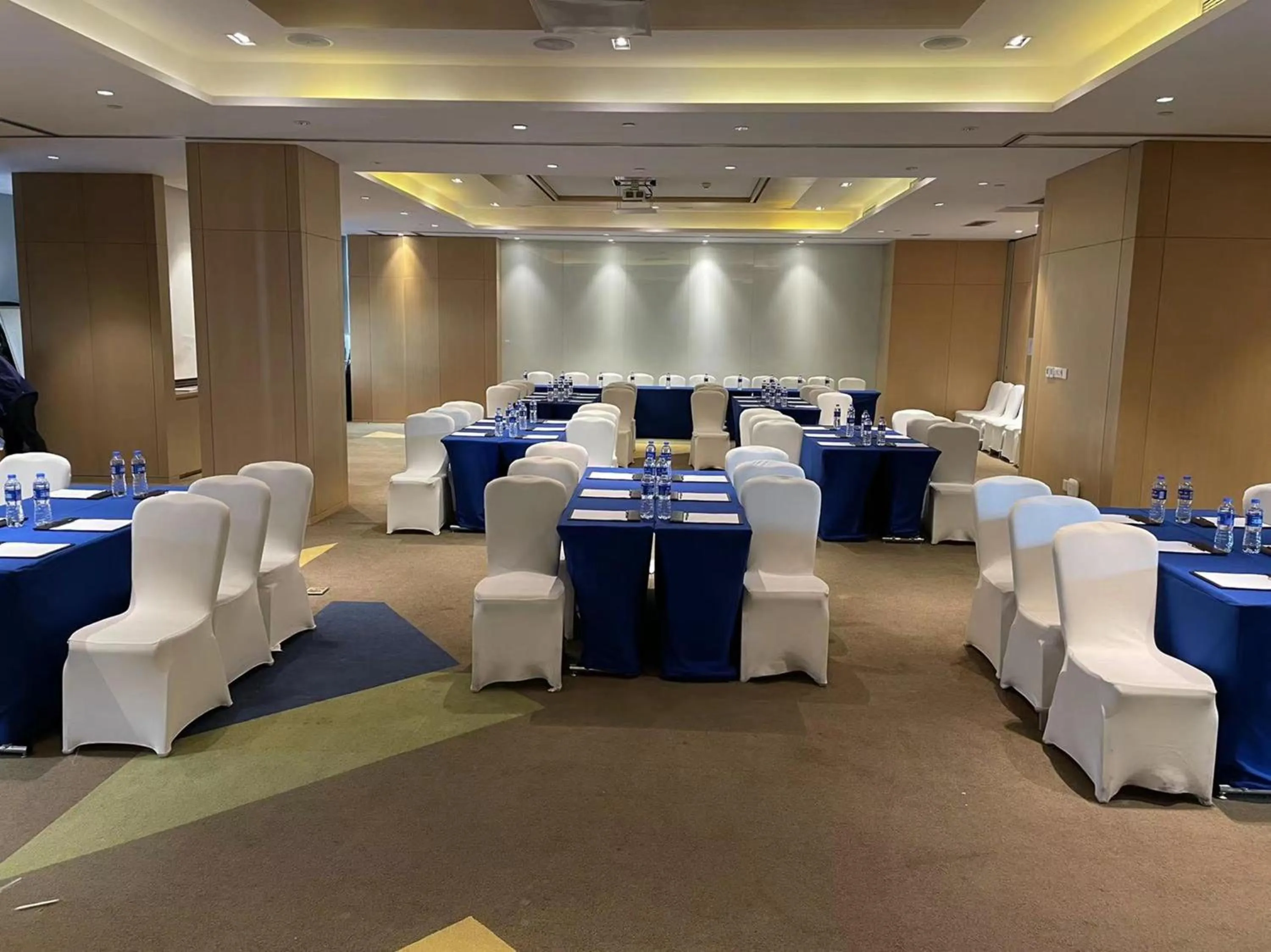 Meeting/conference room in Holiday Inn Express Shanghai Zhenping by IHG