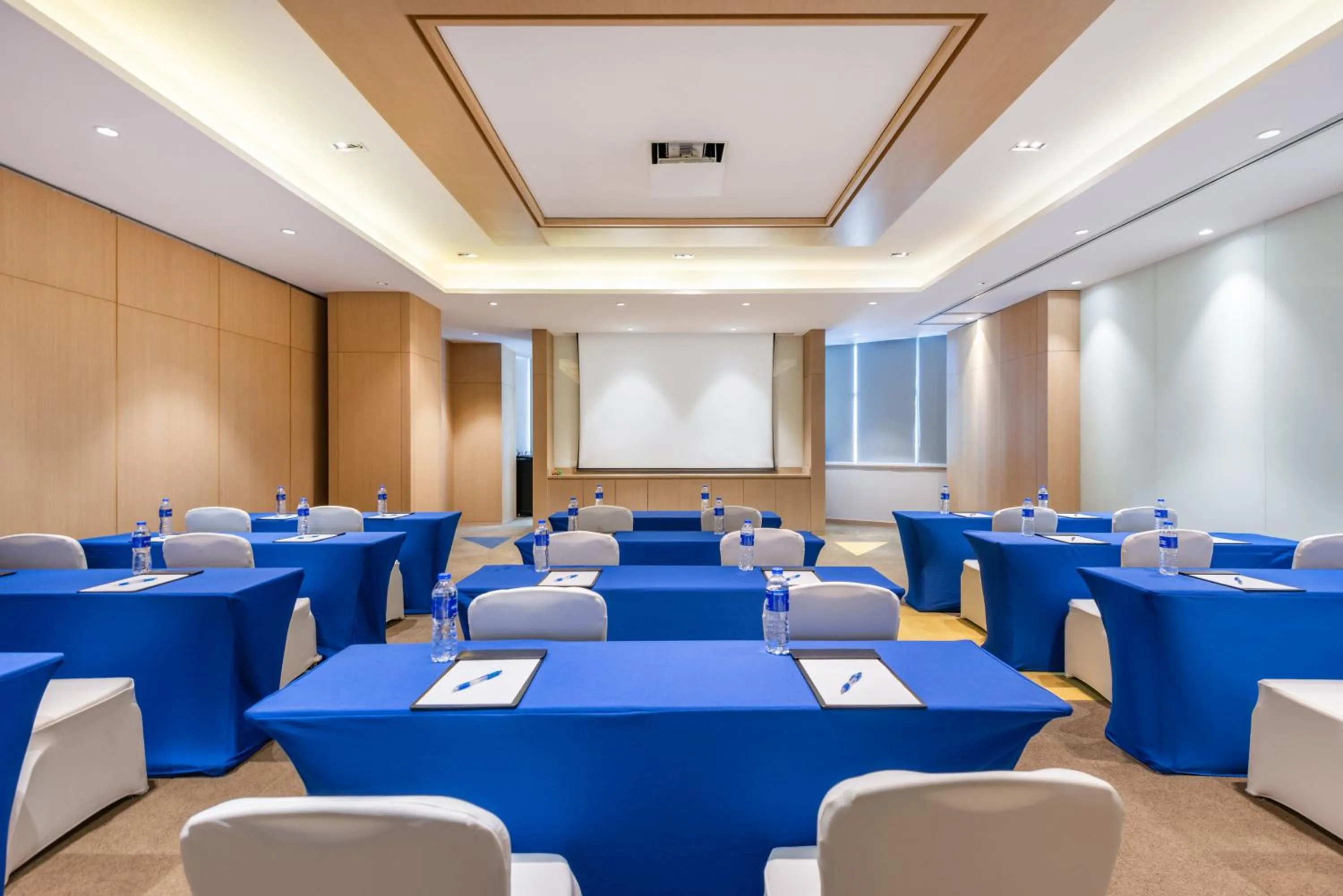 Meeting/conference room in Holiday Inn Express Shanghai Zhenping by IHG
