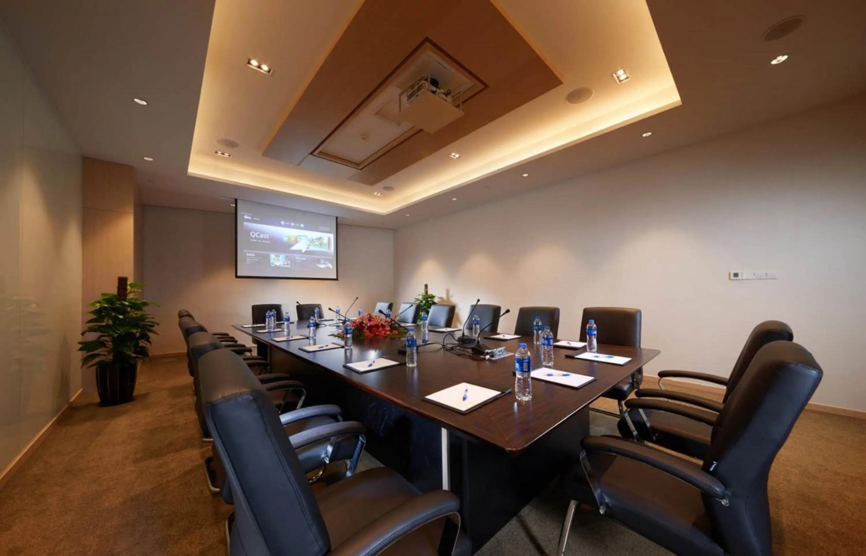 Meeting/conference room in Holiday Inn Express Shanghai Zhenping by IHG