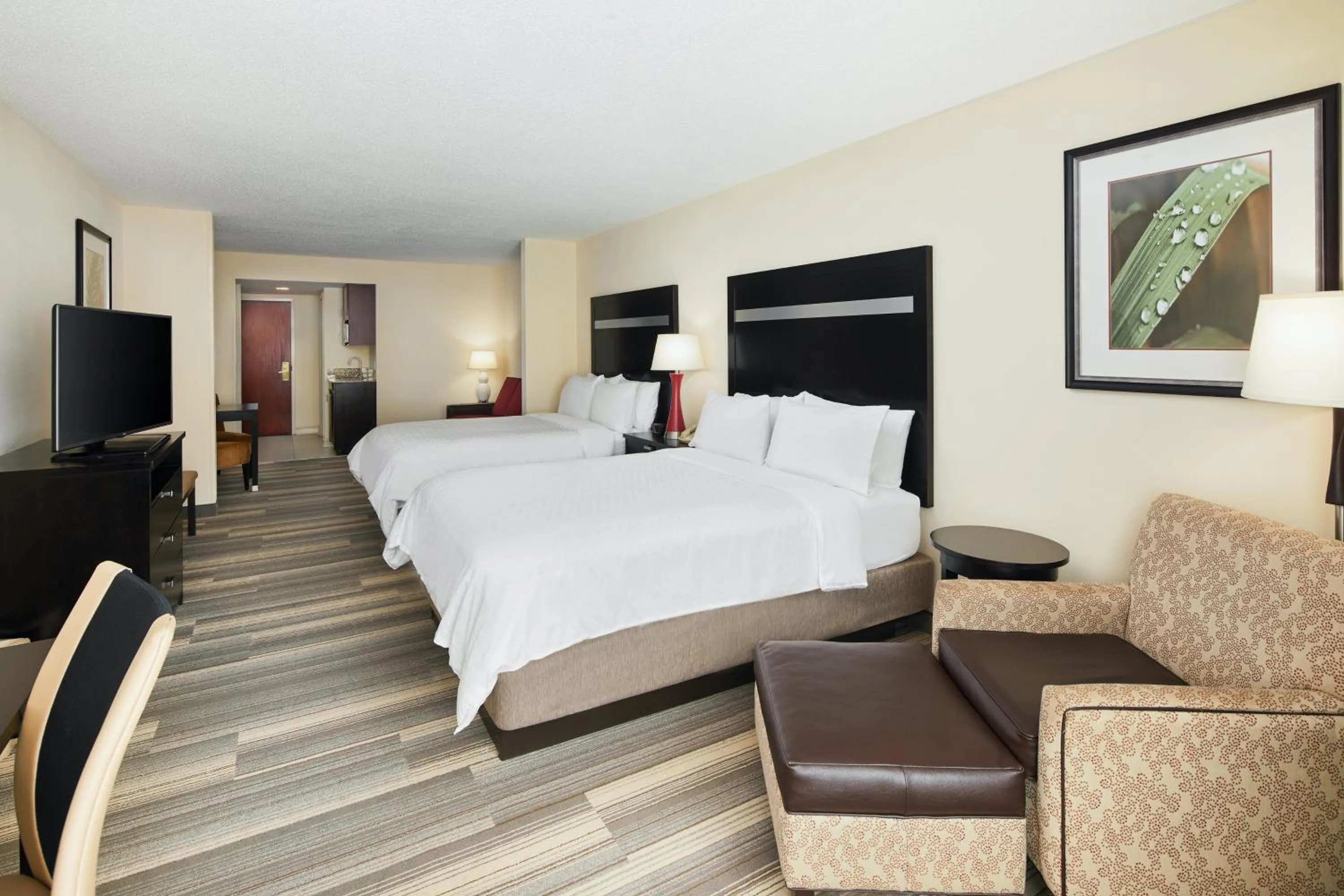 Photo of the whole room, Bed in Holiday Inn Express & Suites I-26 & Us 29 At Westgate Mall by IHG