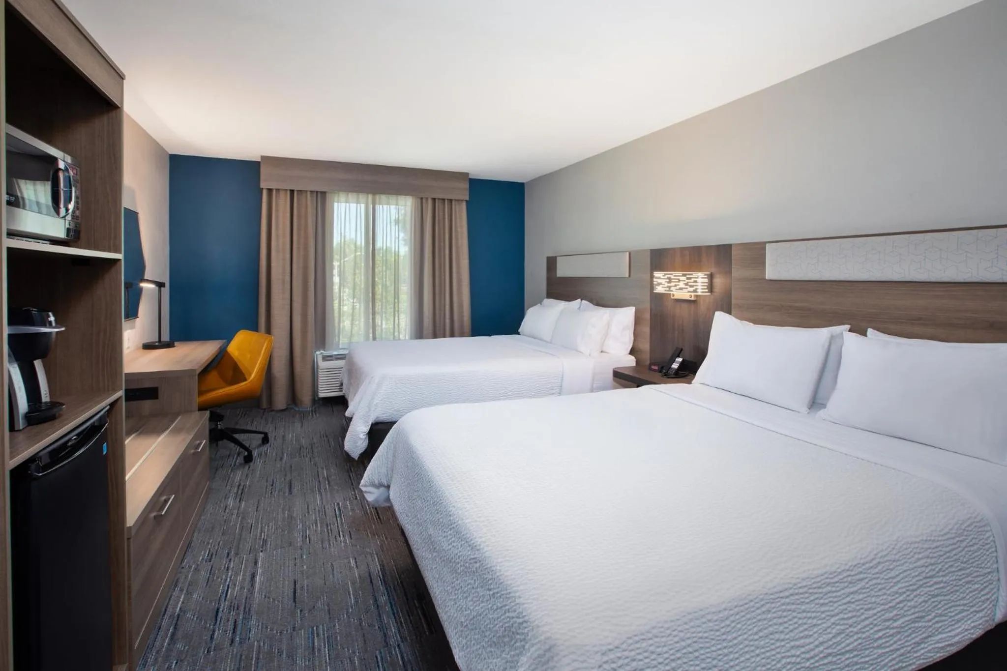 Photo of the whole room, Bed in Holiday Inn Express & Suites I-26 & Us 29 At Westgate Mall by IHG