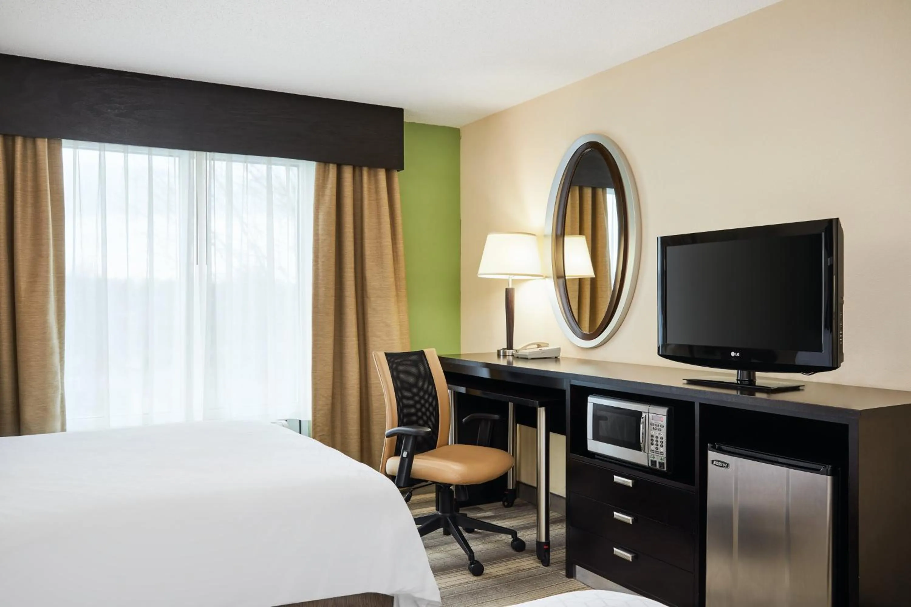 Photo of the whole room, Bed in Holiday Inn Express & Suites I-26 & Us 29 At Westgate Mall by IHG