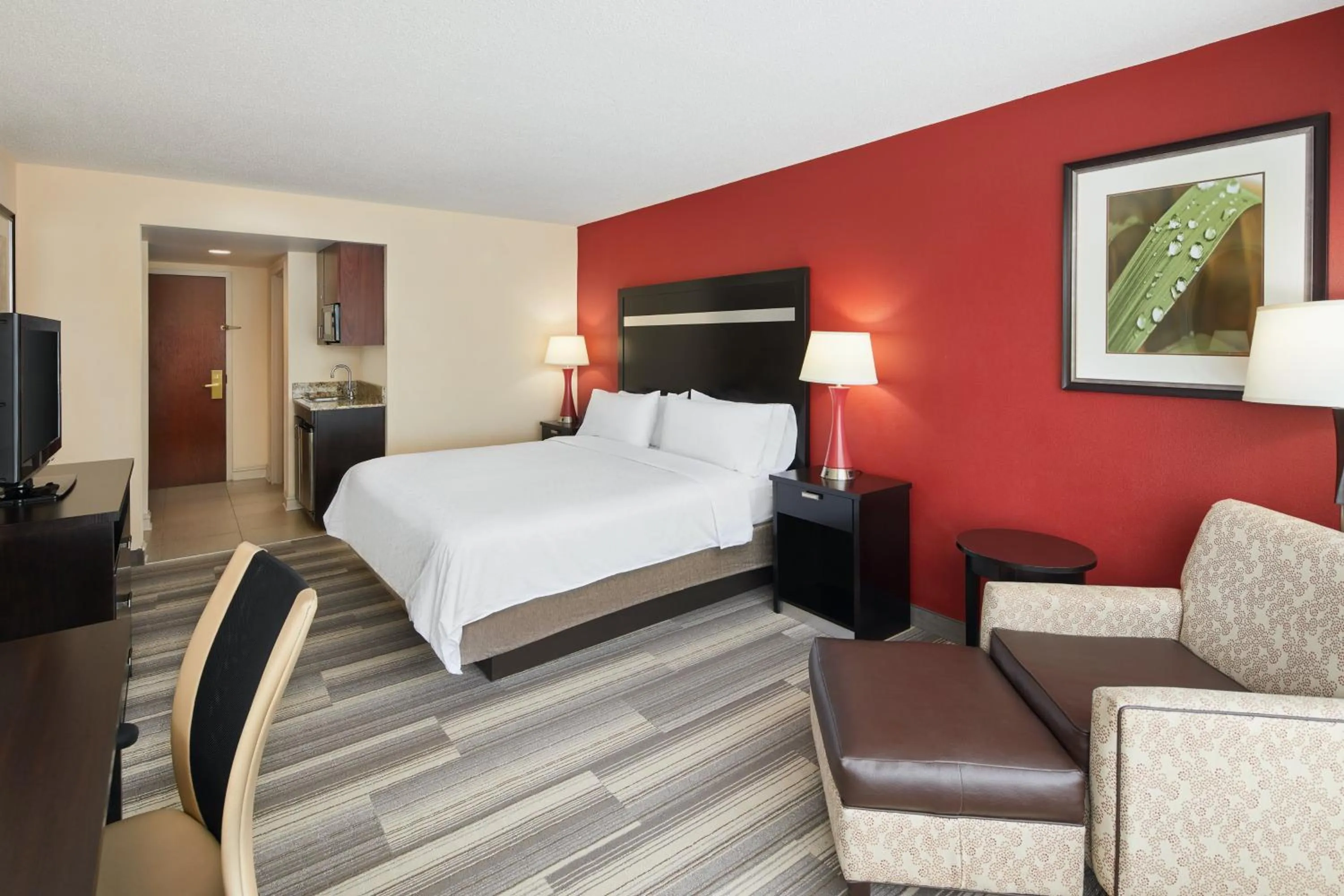 Photo of the whole room, Bed in Holiday Inn Express & Suites I-26 & Us 29 At Westgate Mall by IHG