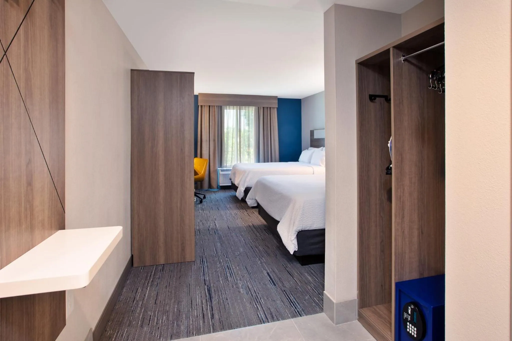 Photo of the whole room, Bed in Holiday Inn Express & Suites I-26 & Us 29 At Westgate Mall by IHG