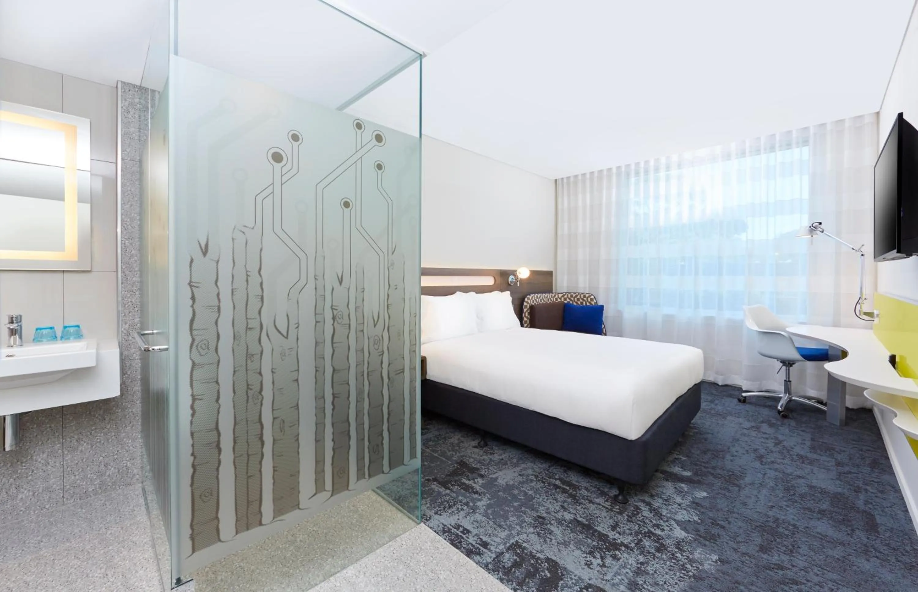 Photo of the whole room, Bed in Holiday Inn Express Sydney Macquarie Park by IHG