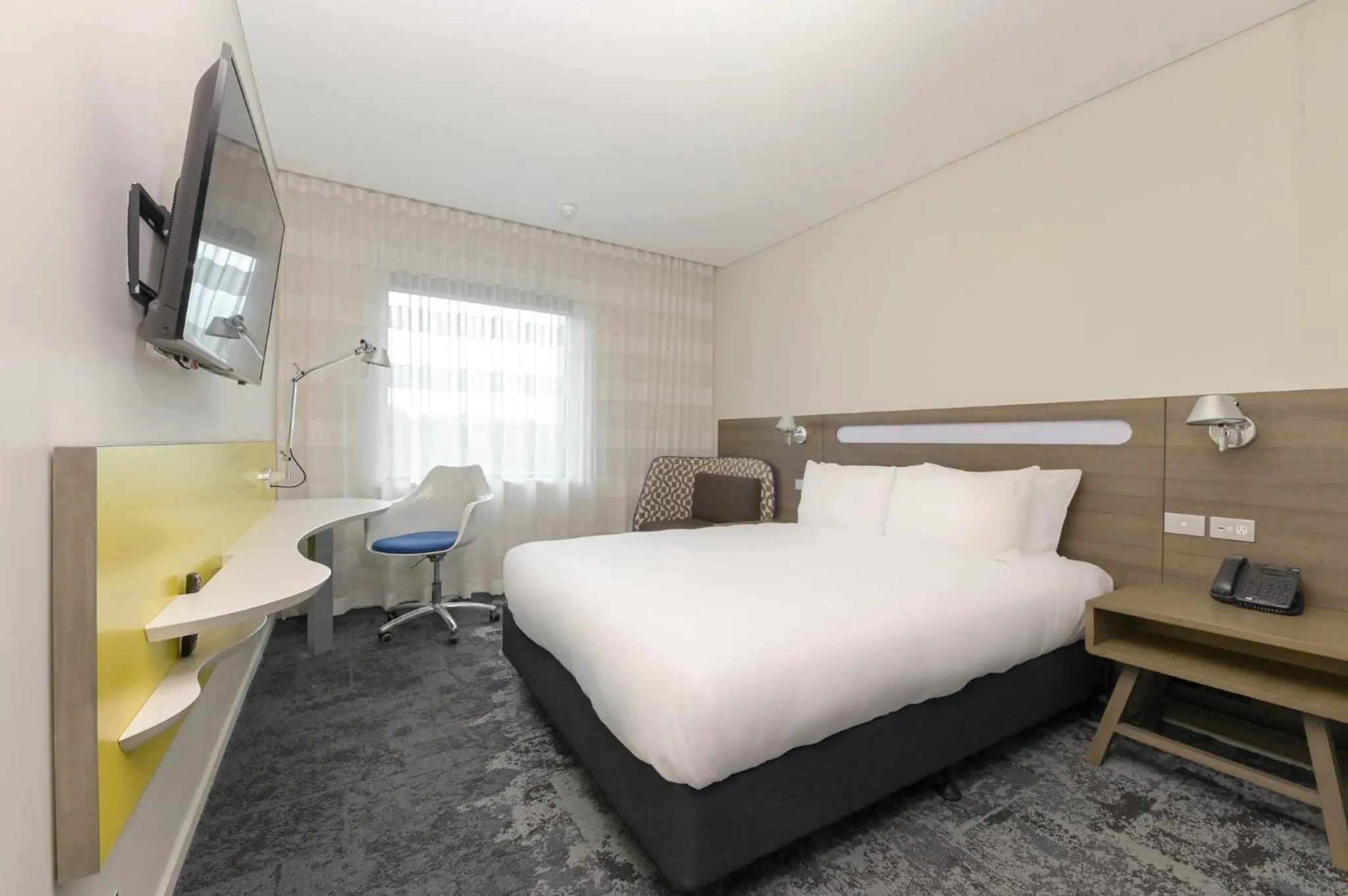 Photo of the whole room, Bed in Holiday Inn Express Sydney Macquarie Park by IHG