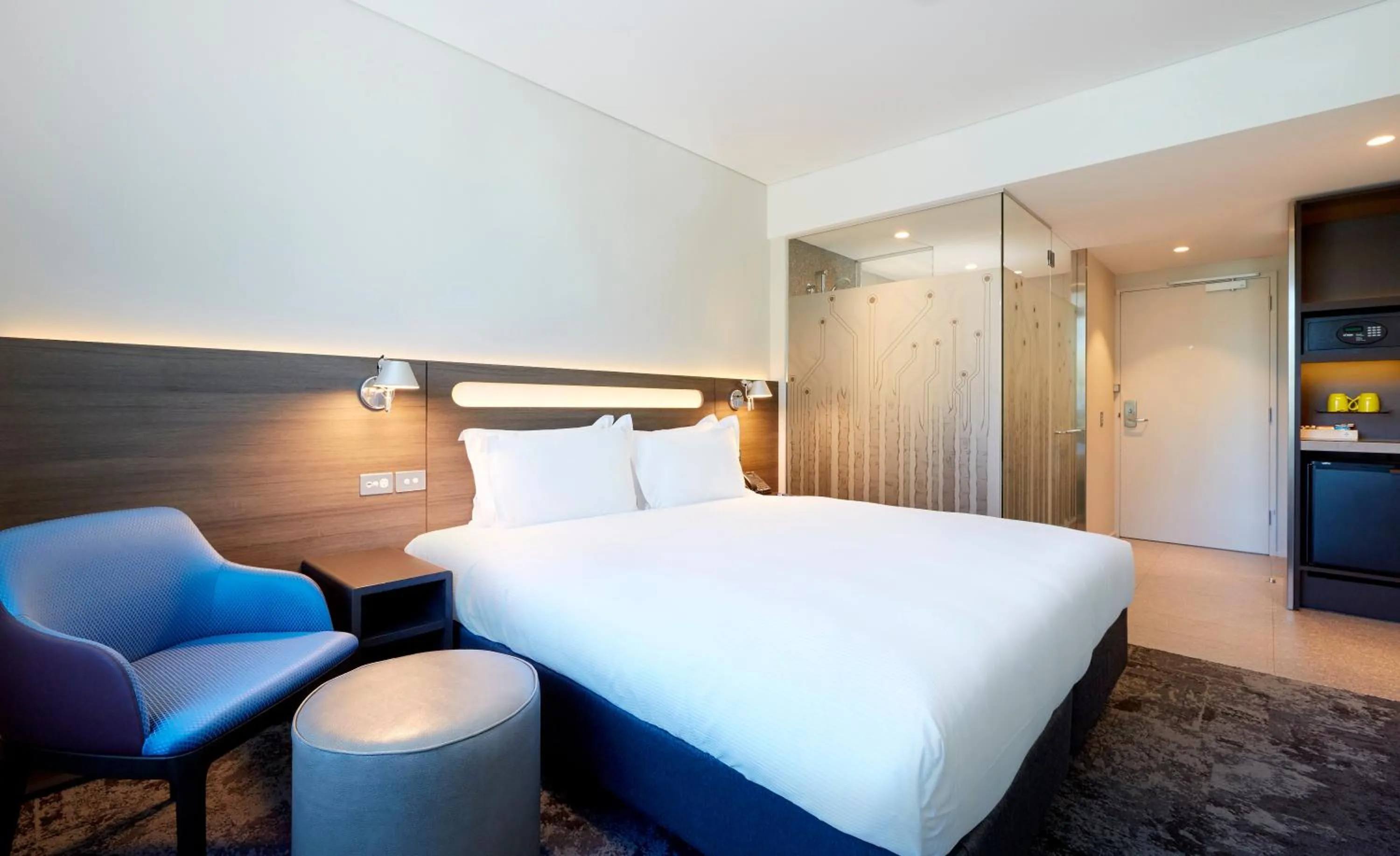 Photo of the whole room, Bed in Holiday Inn Express Sydney Macquarie Park by IHG