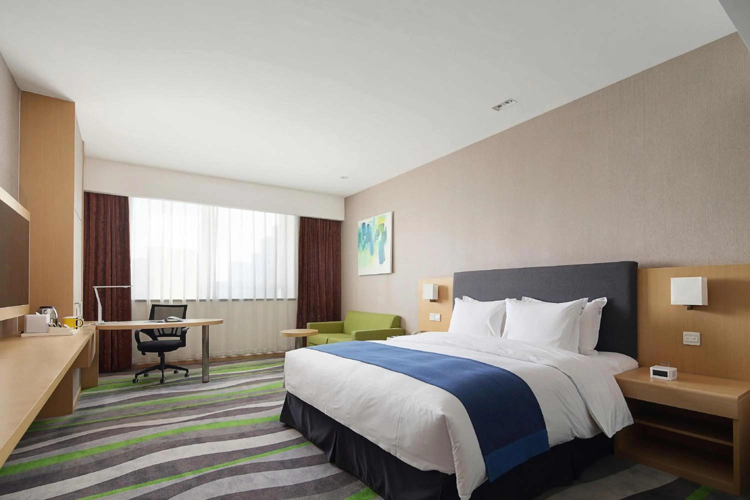 Photo of the whole room, Bed in Holiday Inn Express Jinan High-Tech Zone by IHG