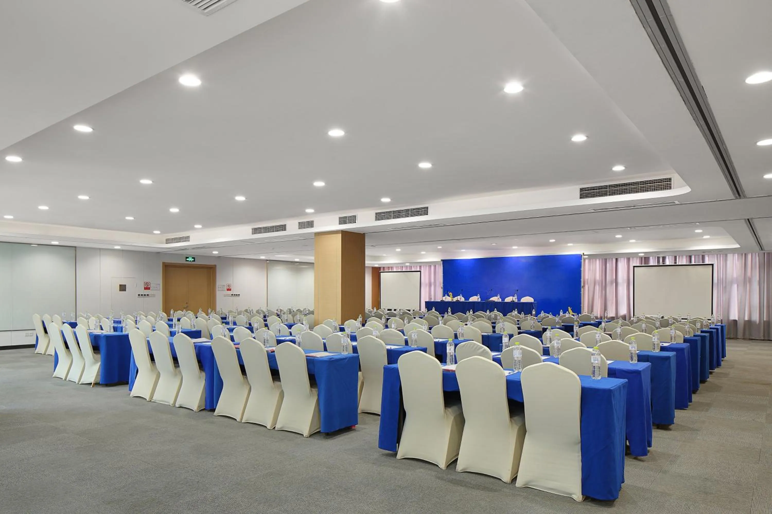 Meeting/conference room in Holiday Inn Express Jinan High-Tech Zone by IHG