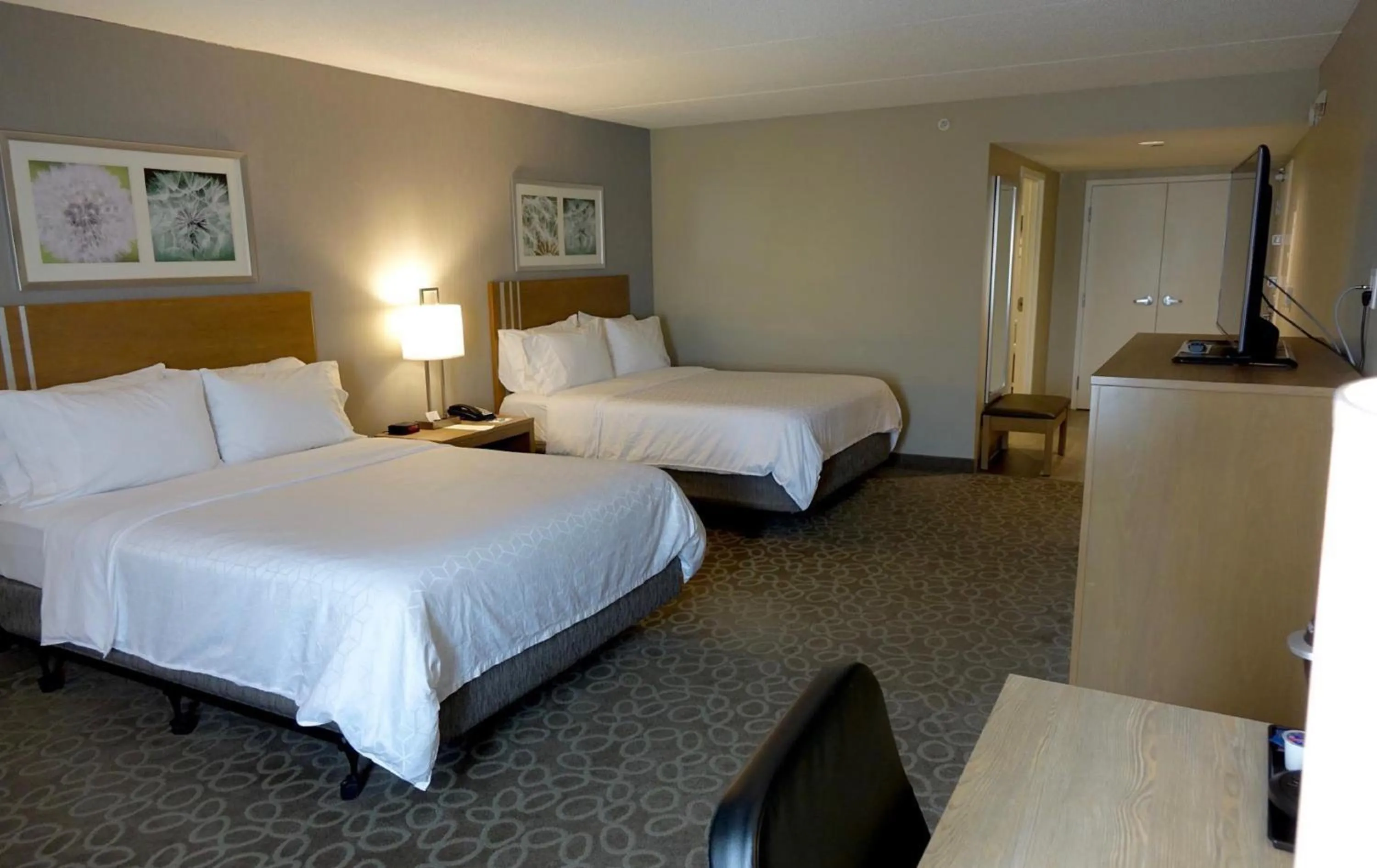 Photo of the whole room, Bed in Holiday Inn Express & Suites Oshawa Downtown - Toronto Area by IHG