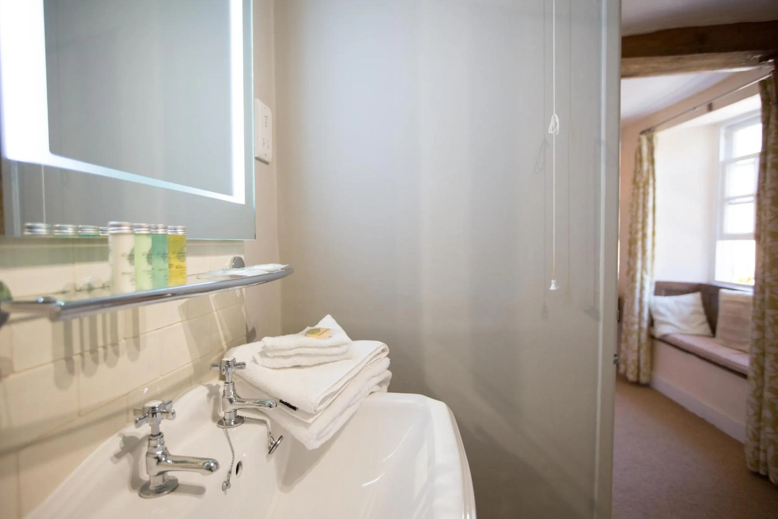 Bathroom, Bed in The Angel at Burford