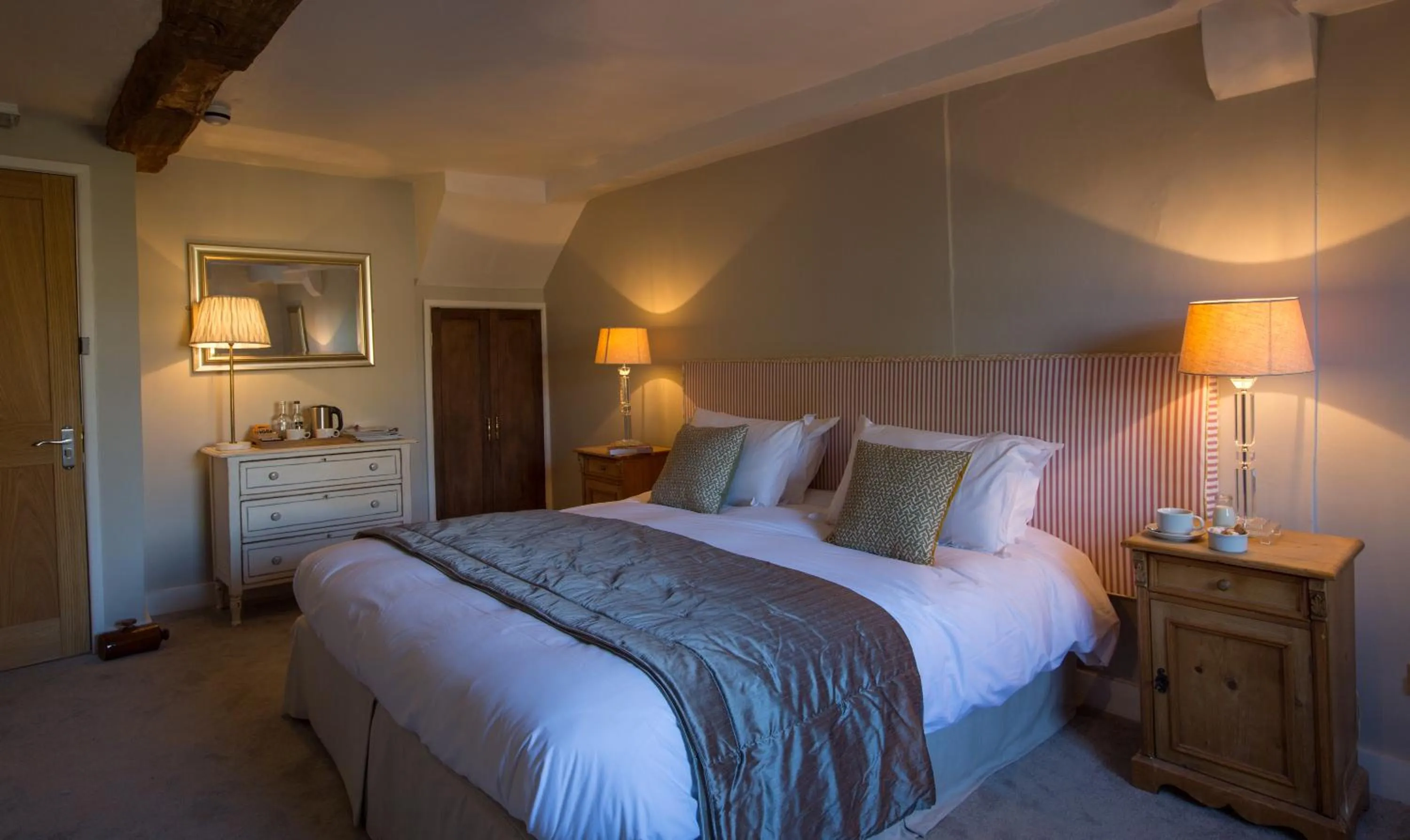 Photo of the whole room, Bed in The Angel at Burford
