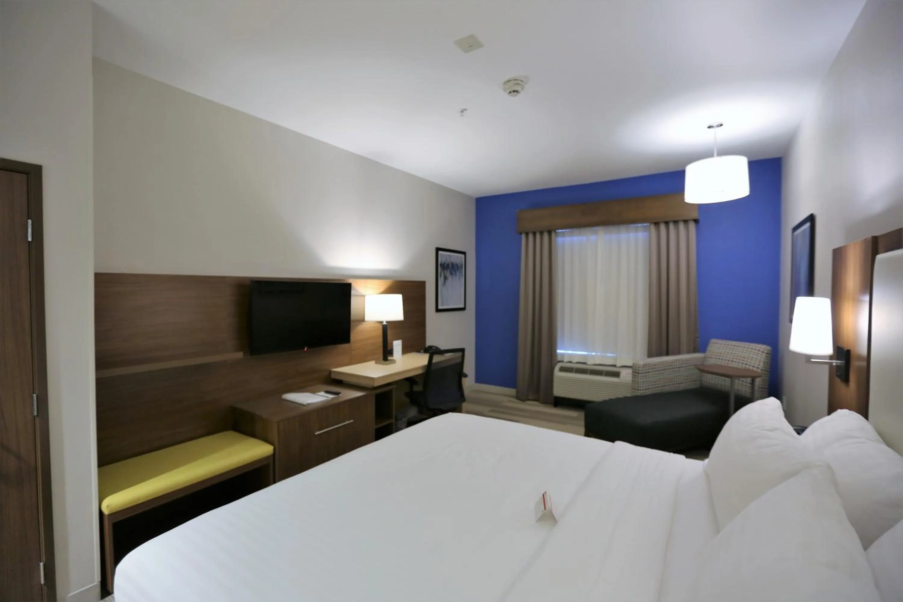 Communal lounge/ TV room, Bed in Holiday Inn Express & Suites Houston NW - Hwy 290 Cypress by IHG