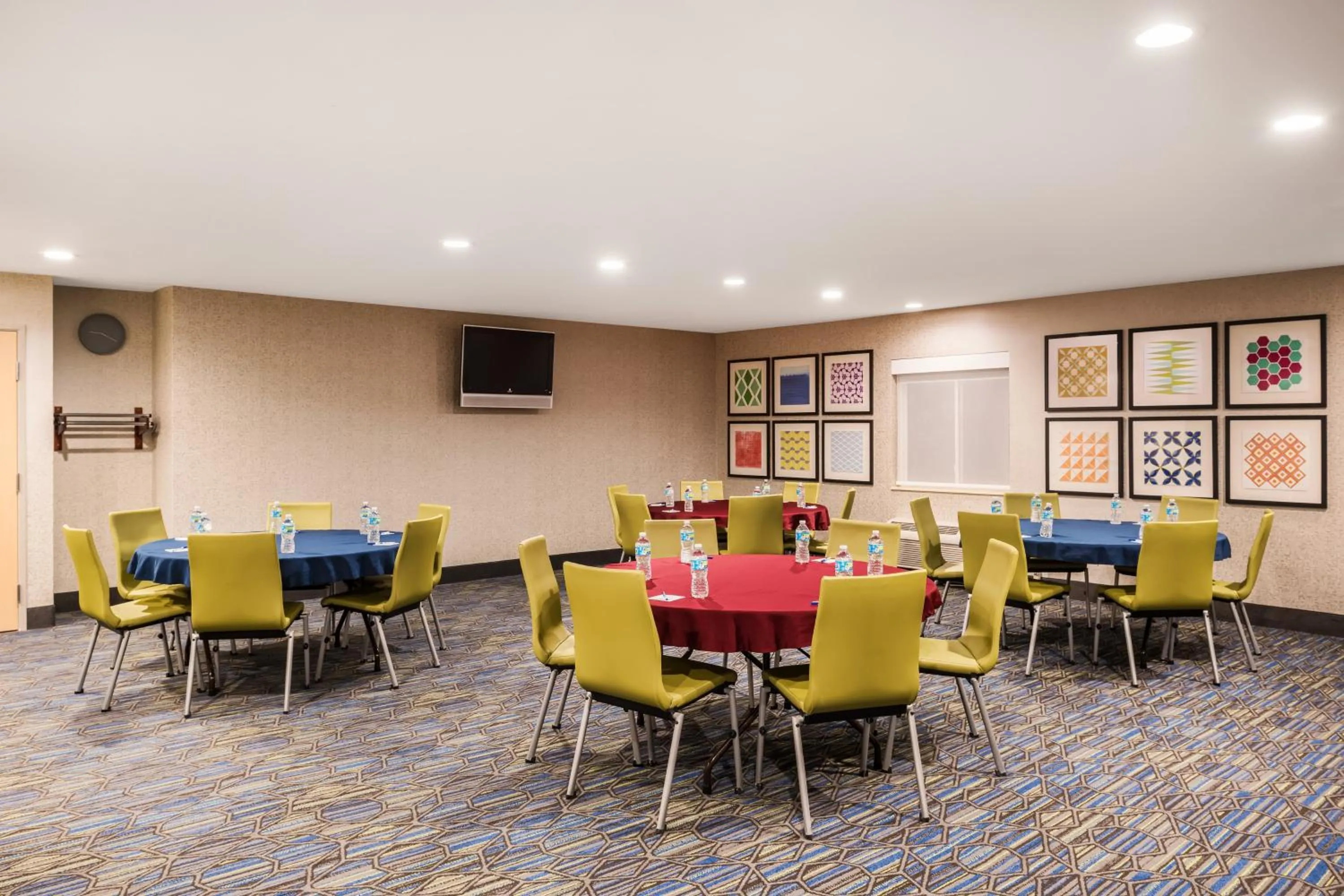 Meeting/conference room in Holiday Inn Express Warrenton by IHG