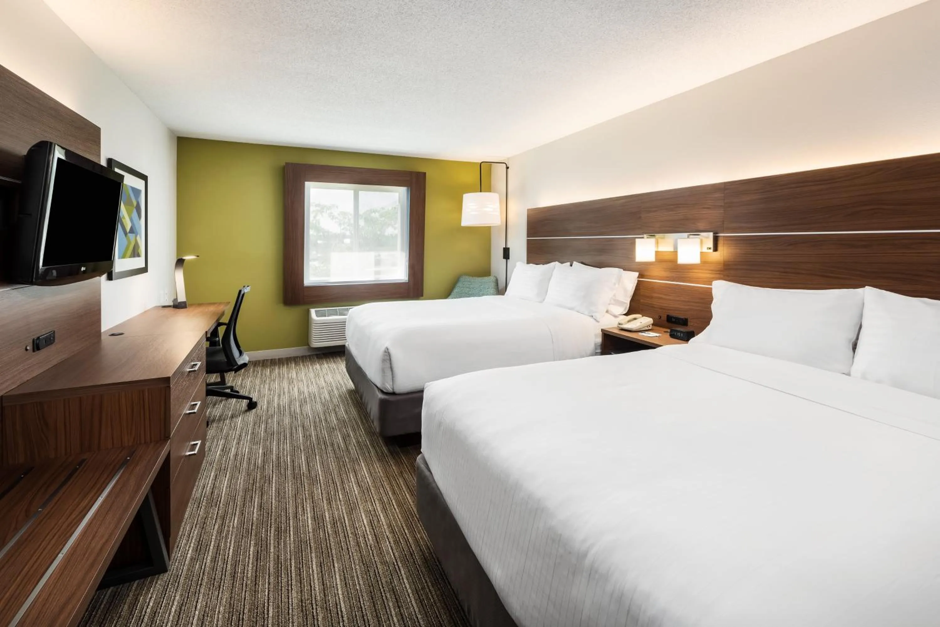 Photo of the whole room, Bed in Holiday Inn Express Warrenton by IHG