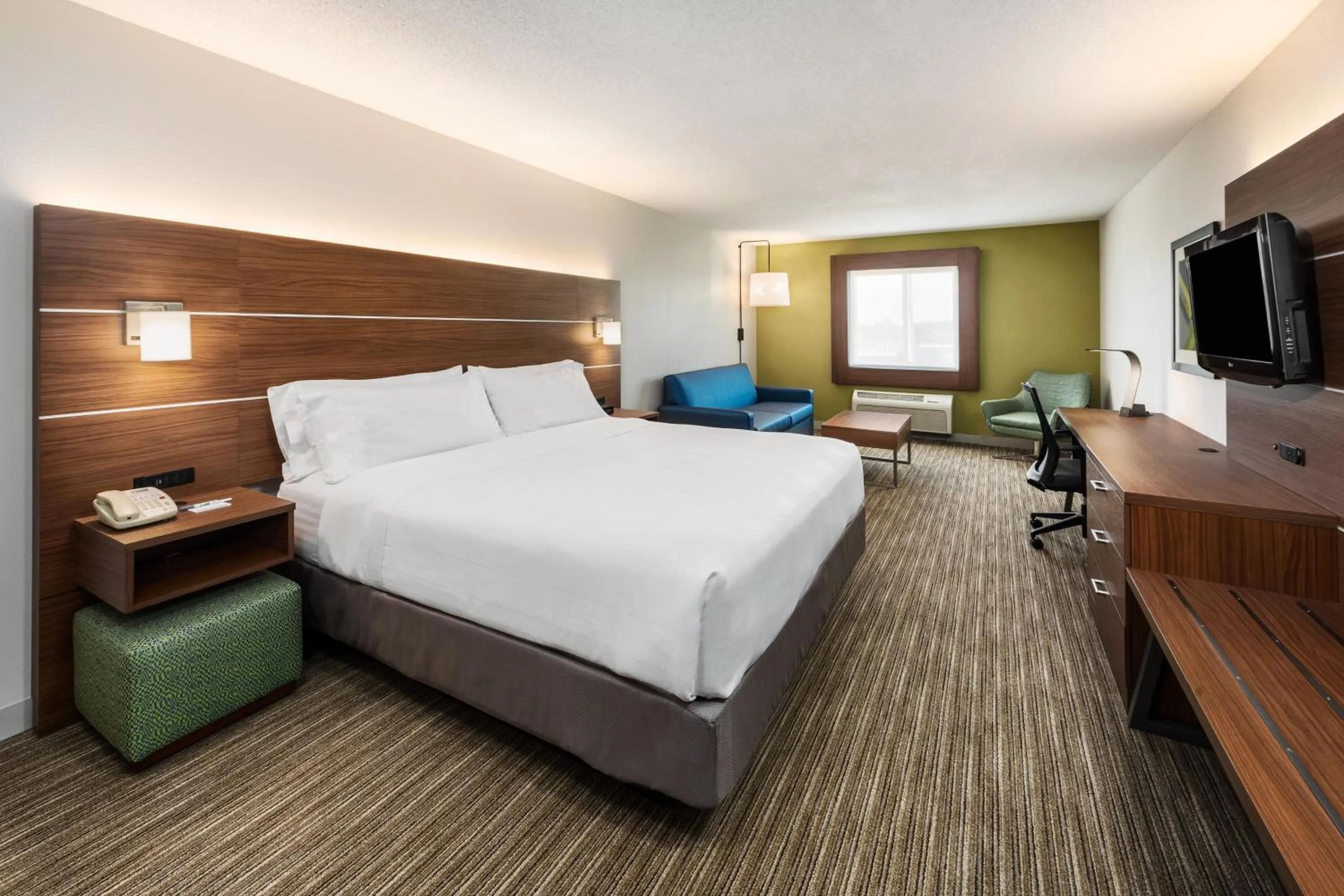 Photo of the whole room, Bed in Holiday Inn Express Warrenton by IHG