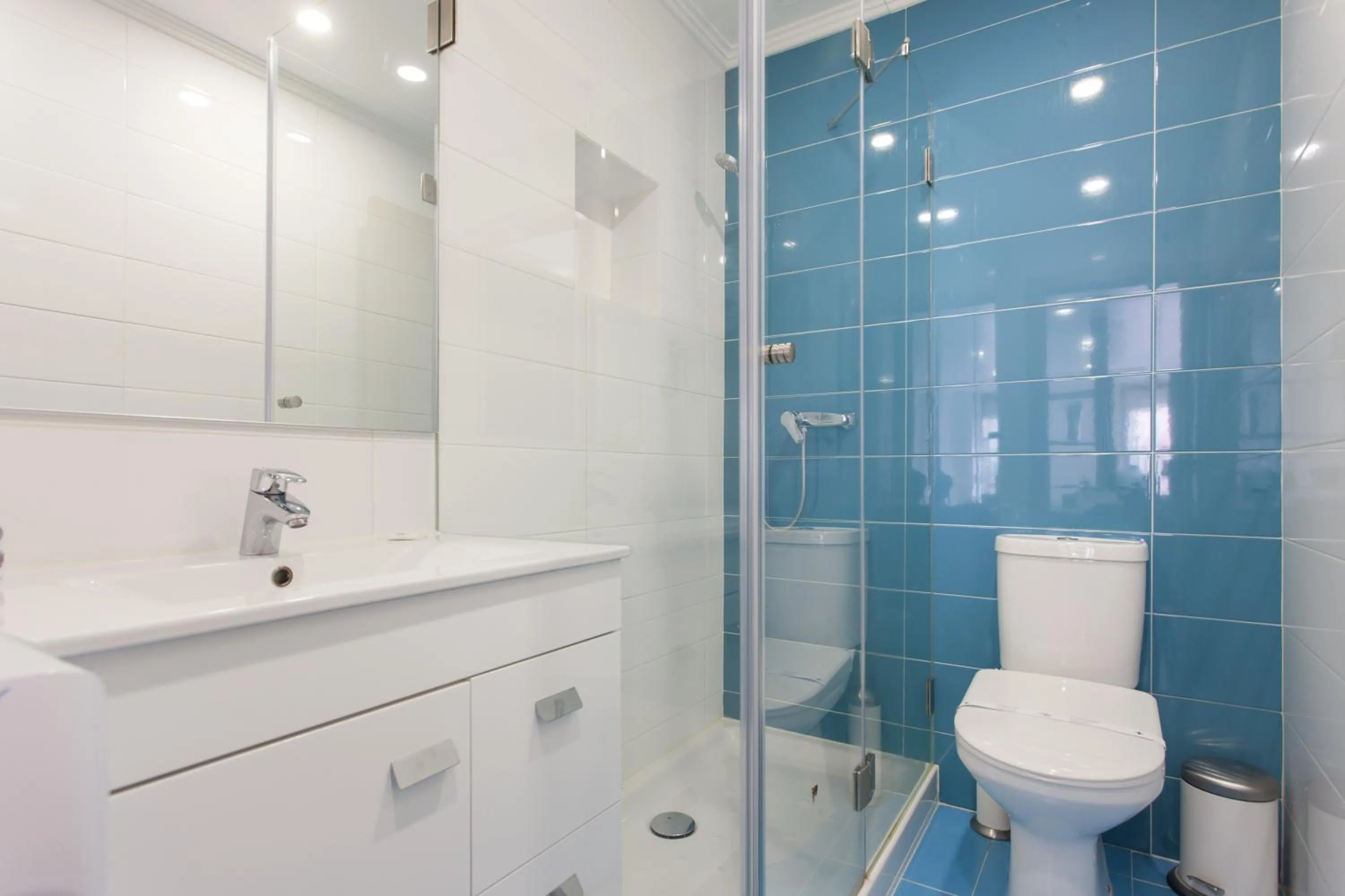 Shower in Apartments Center Bairro Alto