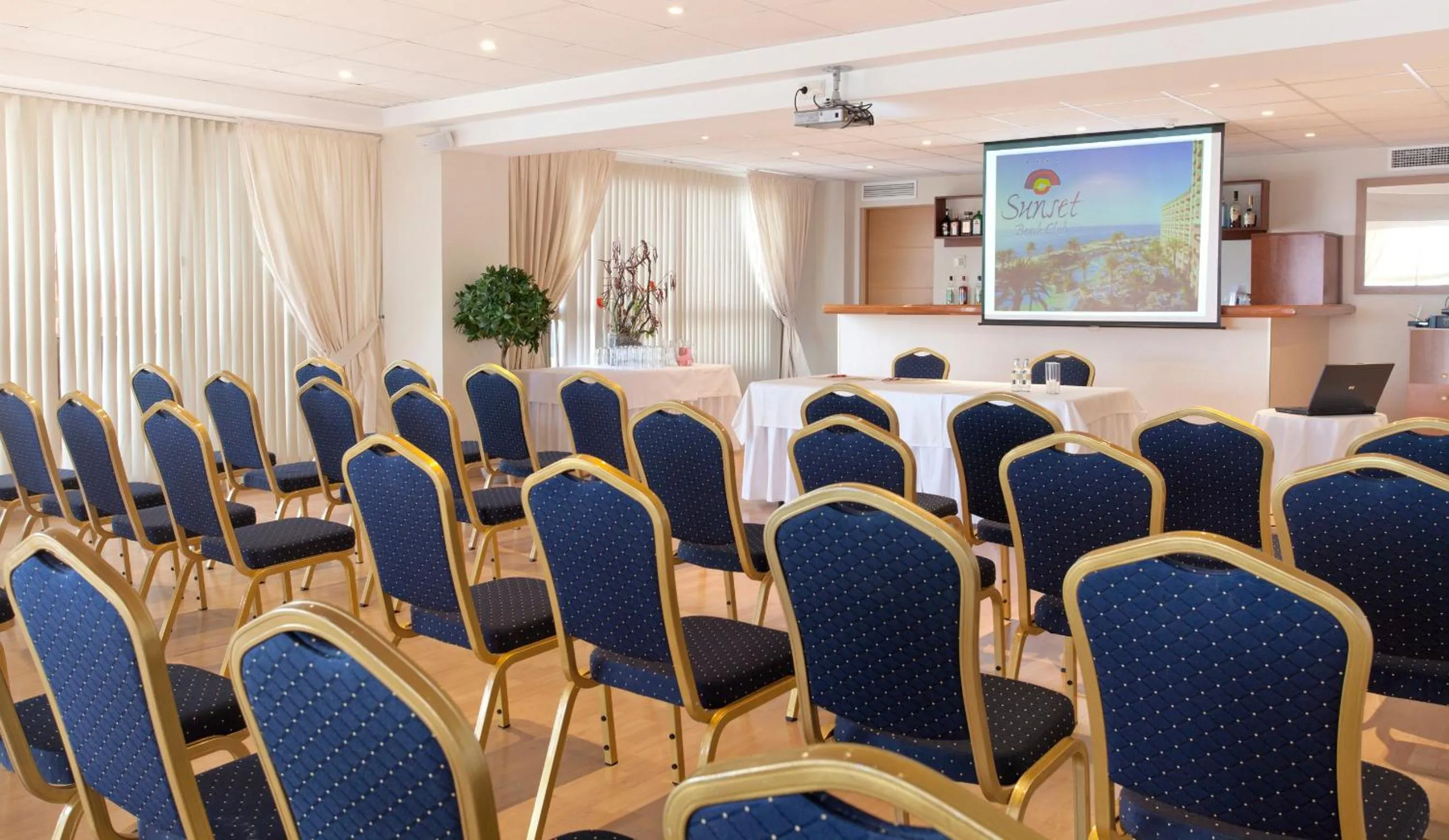 Business facilities in Sunset Beach Club Hotel Apartments