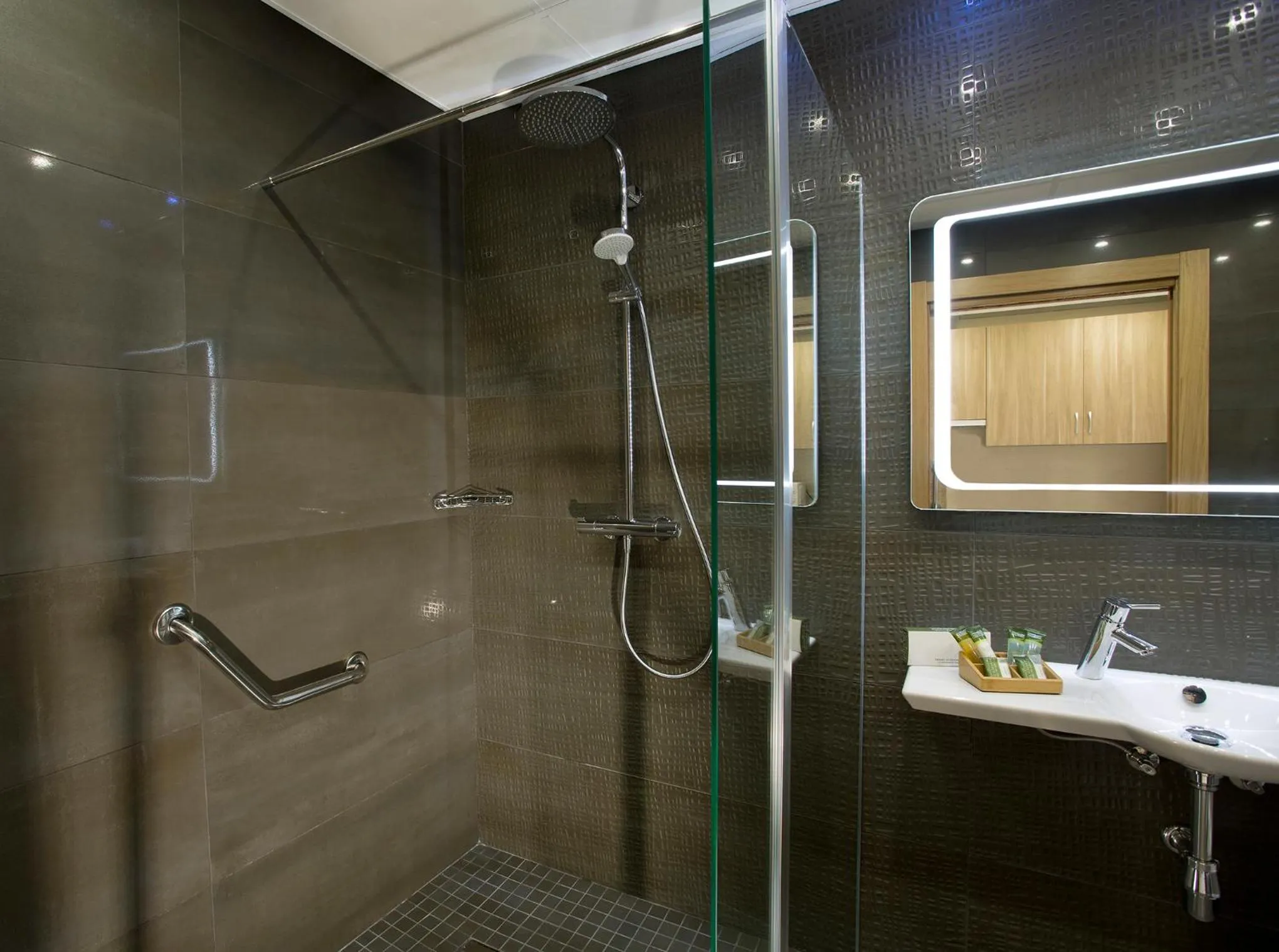 Shower in Sunset Beach Club Hotel Apartments