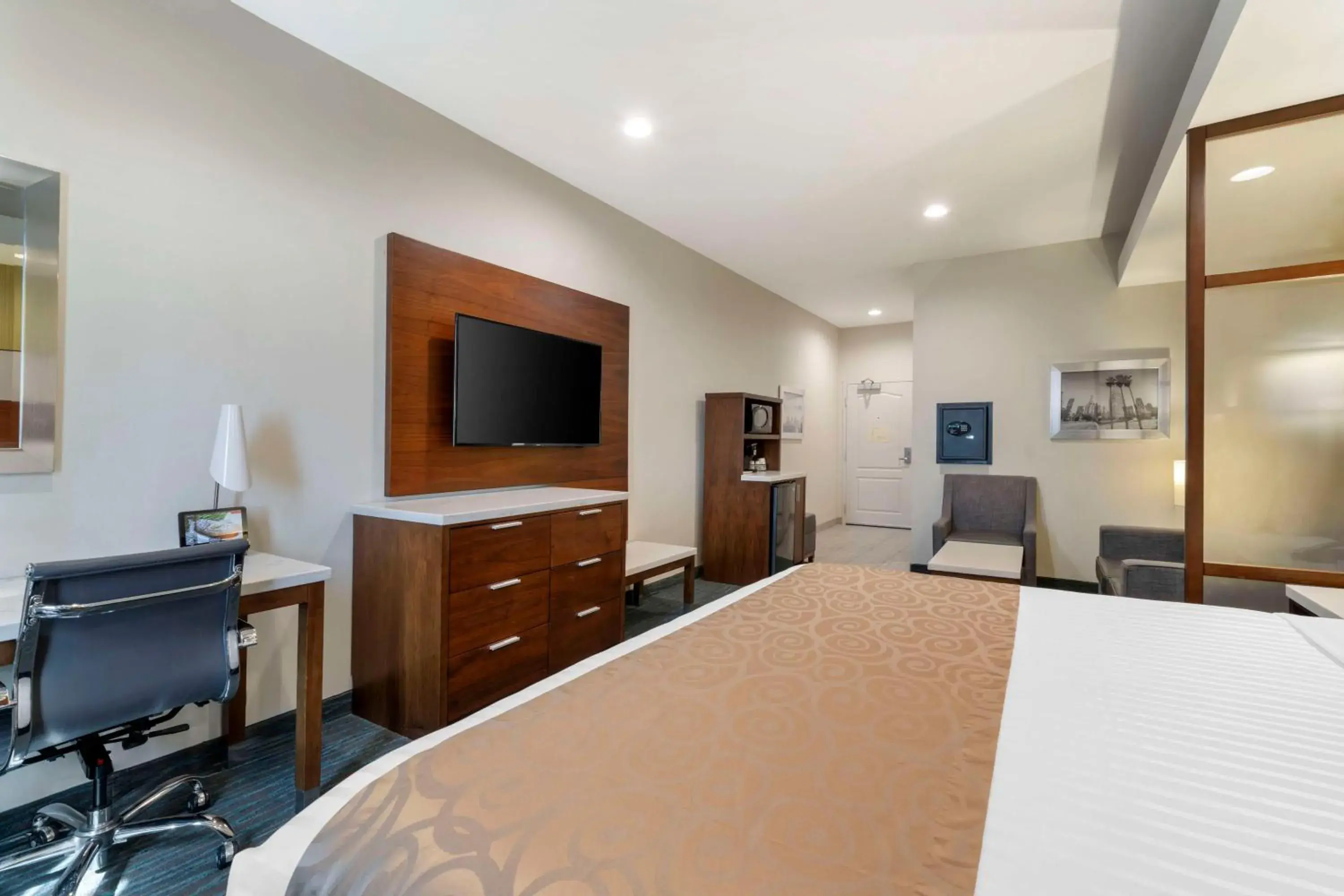 King Room with Roll-In Shower and Spa Bath - Disability/Non-Smoking in Best Western Plus Gardena-Los Angeles Inn & Suites King Room with Roll-In Shower and Spa Bath - Disability/Non-Smoking in Best Western Plus Gardena-Los Angeles Inn & Suites